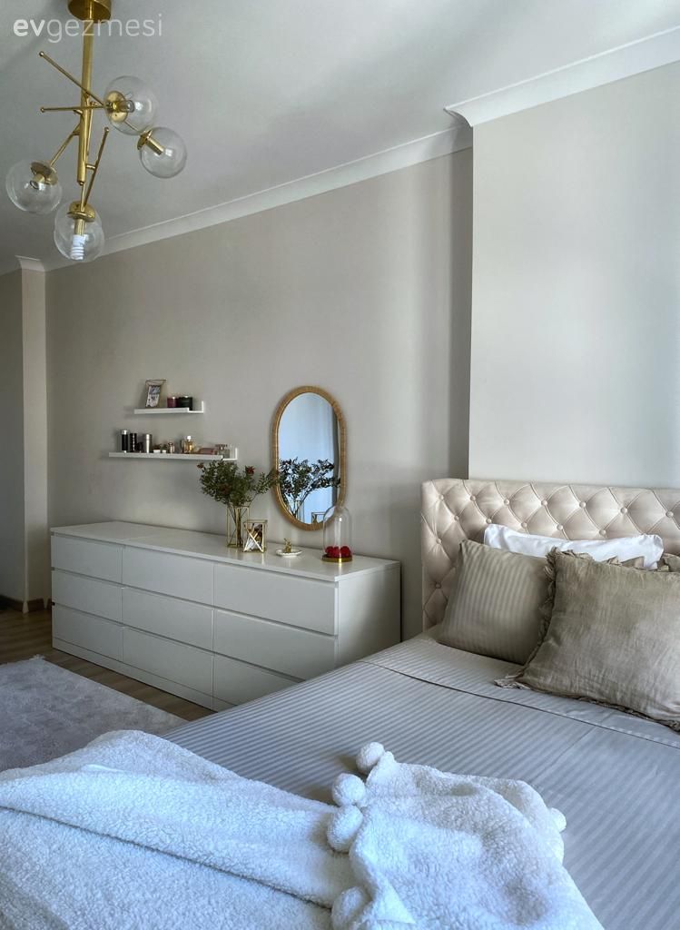 Yatak Odası, Beyaz, Krem, Bej, Kapitone yatak başlığı, Şifonyer, Altın, Ayna, Avize, Aydınlatma