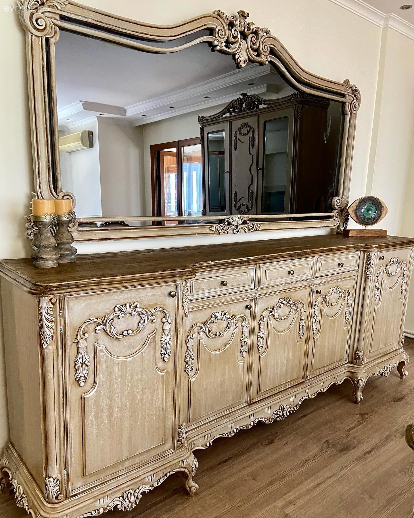 Acı Kahve Mobilyalar Dantel Gibi İşlenmiş Parçalara Dönüşmüş