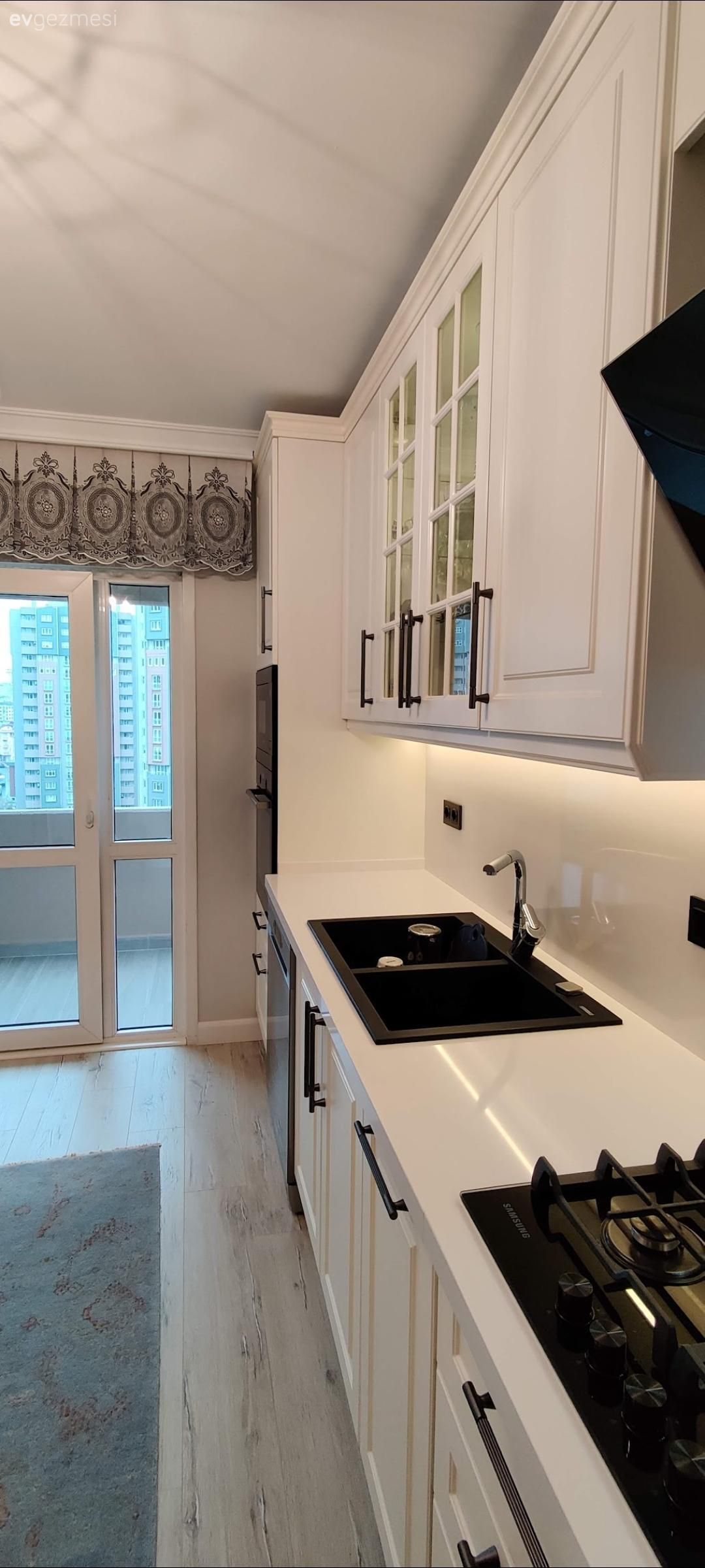 Mutfak, Beyaz, Siyah, Mutfak tezgahı, Mutfak tezgah arası, Tezgah arası seramik, Shaker kapaklı dolaplar, Davlumbaz, Ankastre, Mutfak Avize Modelleri, Mutfak halısı, Gri, Mutfak aksesuarları