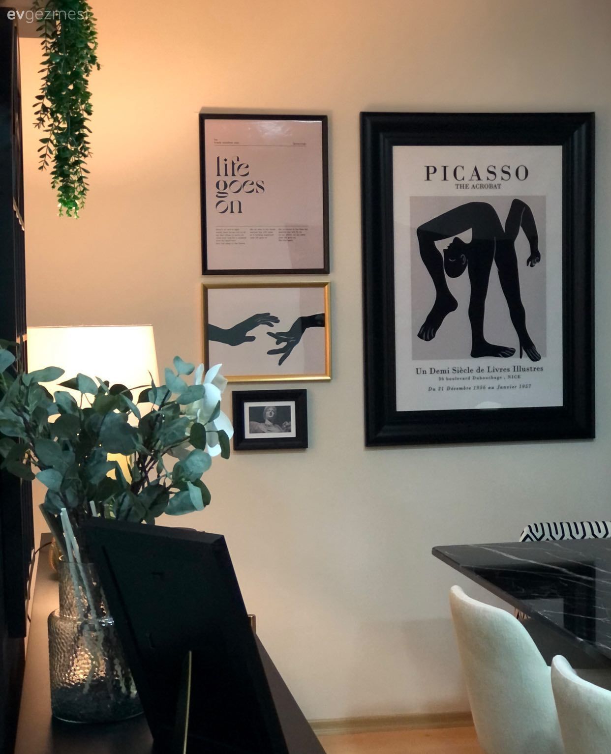 Tablo, Duvar dekorasyonu, Beyaz, Siyah, Sandalye, Yemek masası, Ev bitkisi