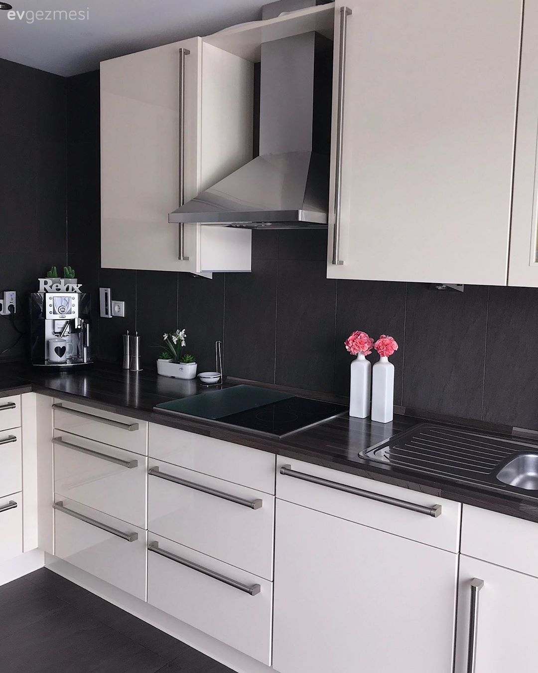 Bu Evin Dış Dekoru İçerisiyle Yarış Halinde