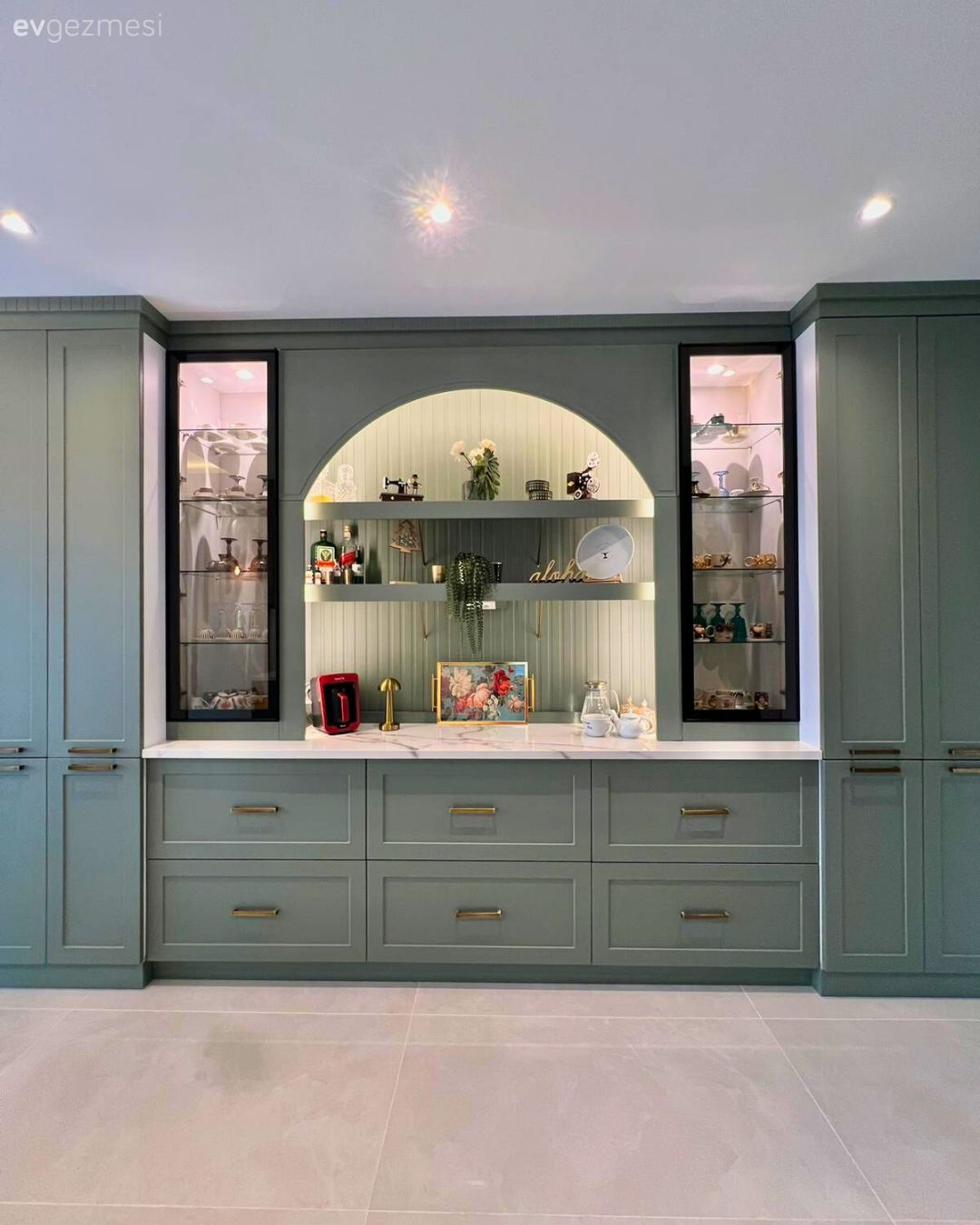 Kahve köşesi, Yeşil, Beyaz, Bej, Altın, Siyah, Mutfak aksesuarları, Mutfak, Ev bitkisi, Mutfak zemin seramikleri, Cam kapaklı dolap, Shaker kapaklı dolaplar, Spot aydınlatma, Aydınlatma