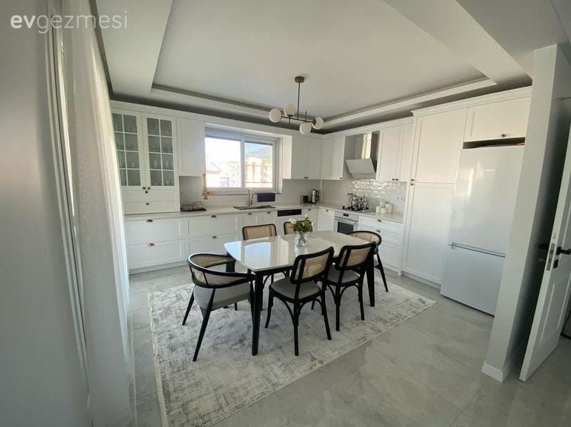 Büyük Masası ve Hazeran Sandalyeleri ile Davetkâr Ortam Sunan Mutfak!