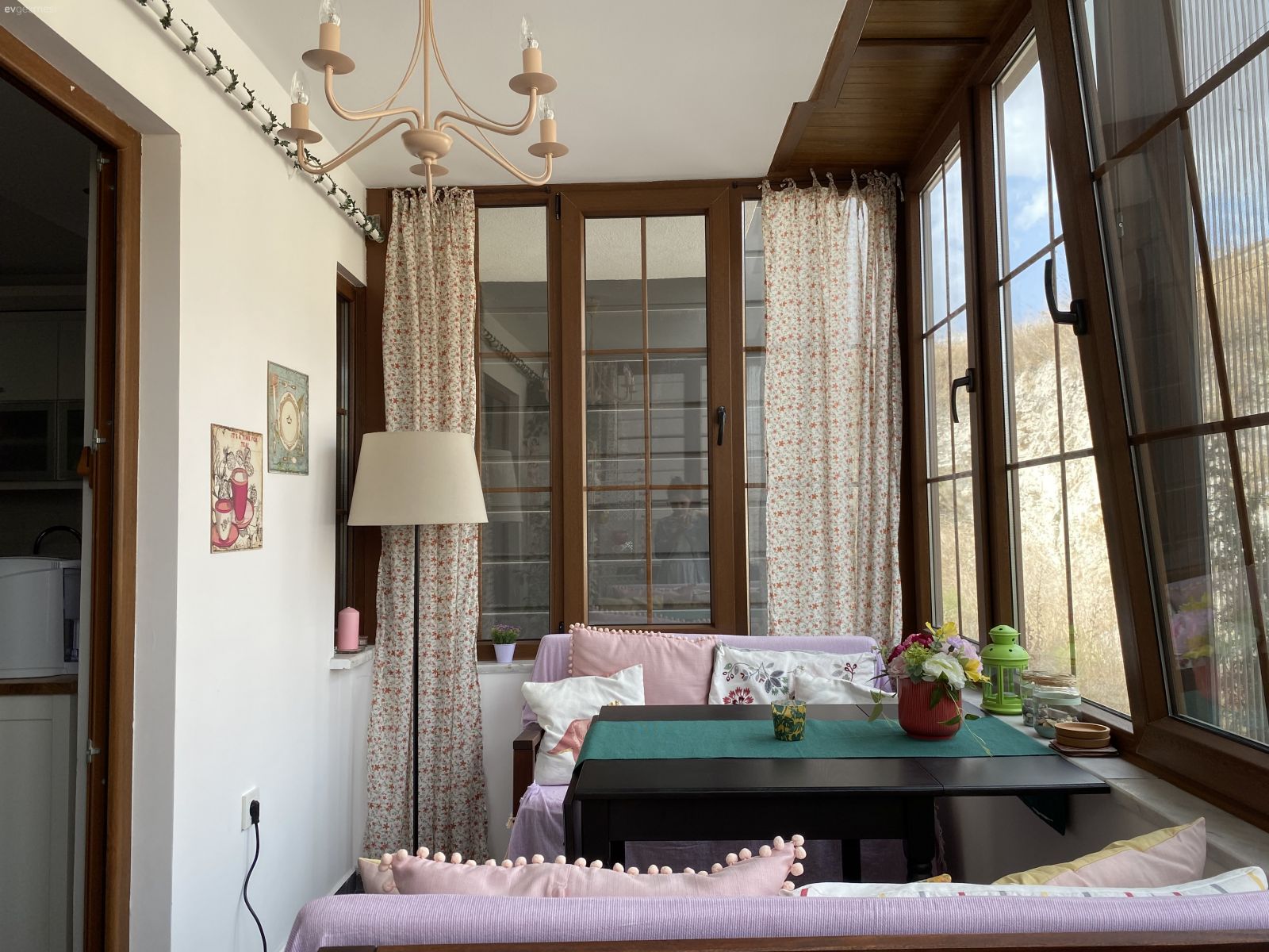 Balkon, Beyaz, Pembe, Yeşil, Country, Lambader, Aydınlatma, Balkon perdesi, Balkon masası, Balkon avizesi, Ev bitkisi