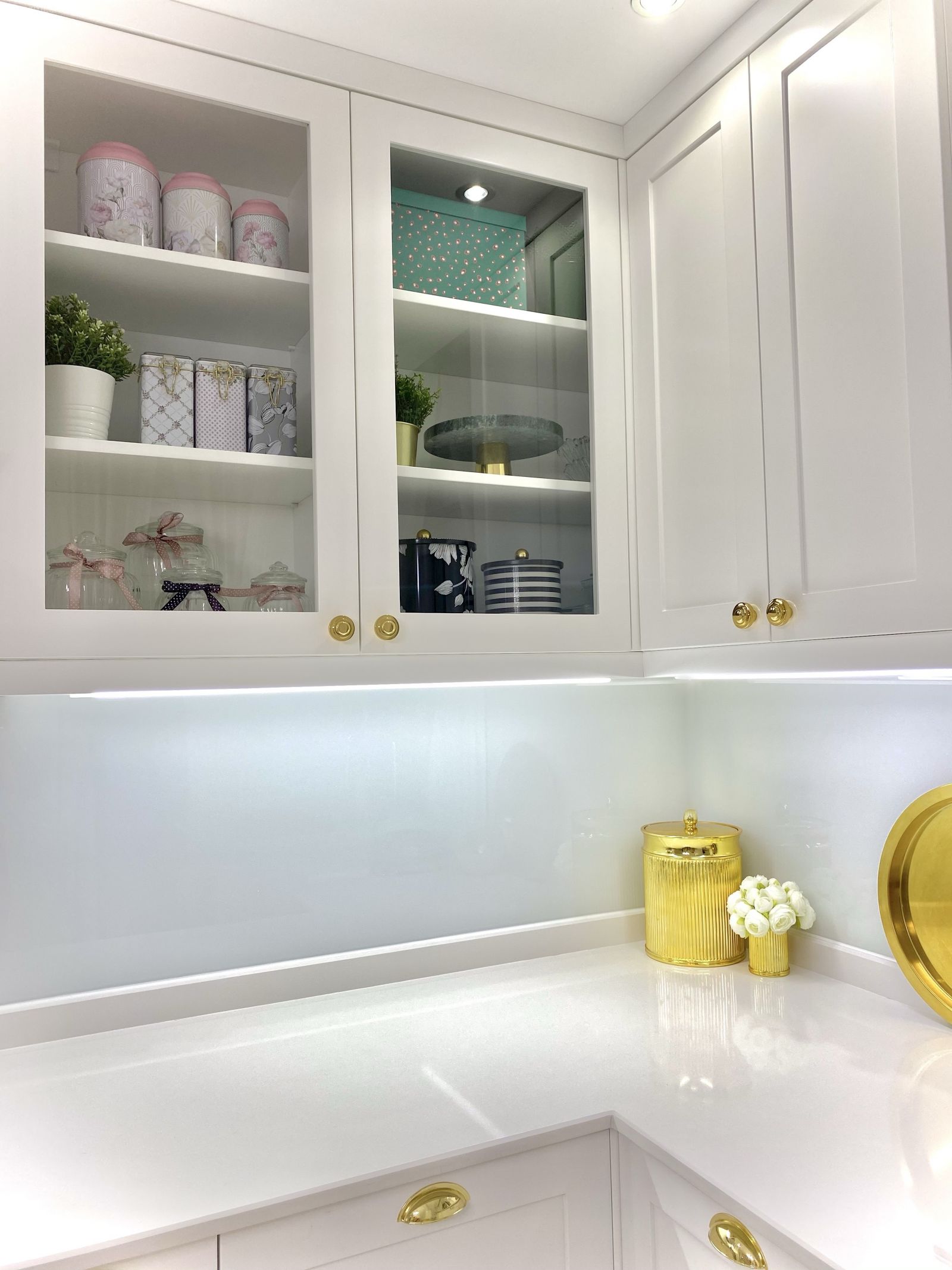 Mutfak, Beyaz, Altın, Mutfak tezgahı, Mutfak tezgah arası, Tezgah arası cam, Mutfak perdesi, Mutfak zemin seramikleri