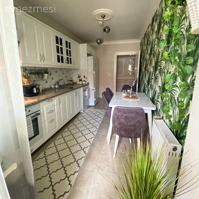 Mutfak, Beyaz mutfak, Yeşil, Gri, Shaker kapaklı dolaplar, Mutfak masası, Sandalye, Mutfak duvar dekorasyonu