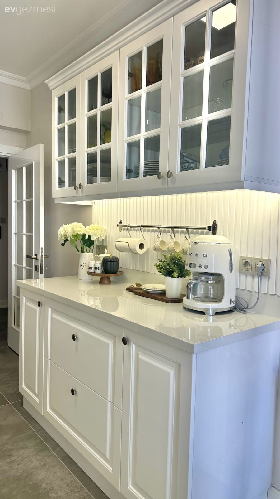 Mutfak, Country, Beyaz mutfak, Shaker kapaklı dolaplar, Kahve köşesi, Mutfak aksesuarları