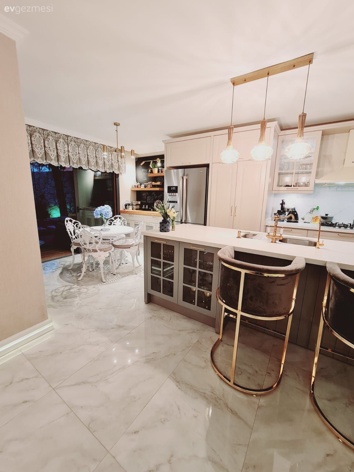 Mutfak, Amerikan Mutfak, Art deko, Bej, Krem, Kahverengi, Altın, Ada mutfak, Mutfak tezgahı, Mutfak tezgah arası, Tezgah arası seramik, Ankastre, Sandalye, Mutfak zemin seramikleri, Kahve köşesi, Davlumbaz, Mutfak Avize Modelleri, Mutfak masası, Mutfak perdesi