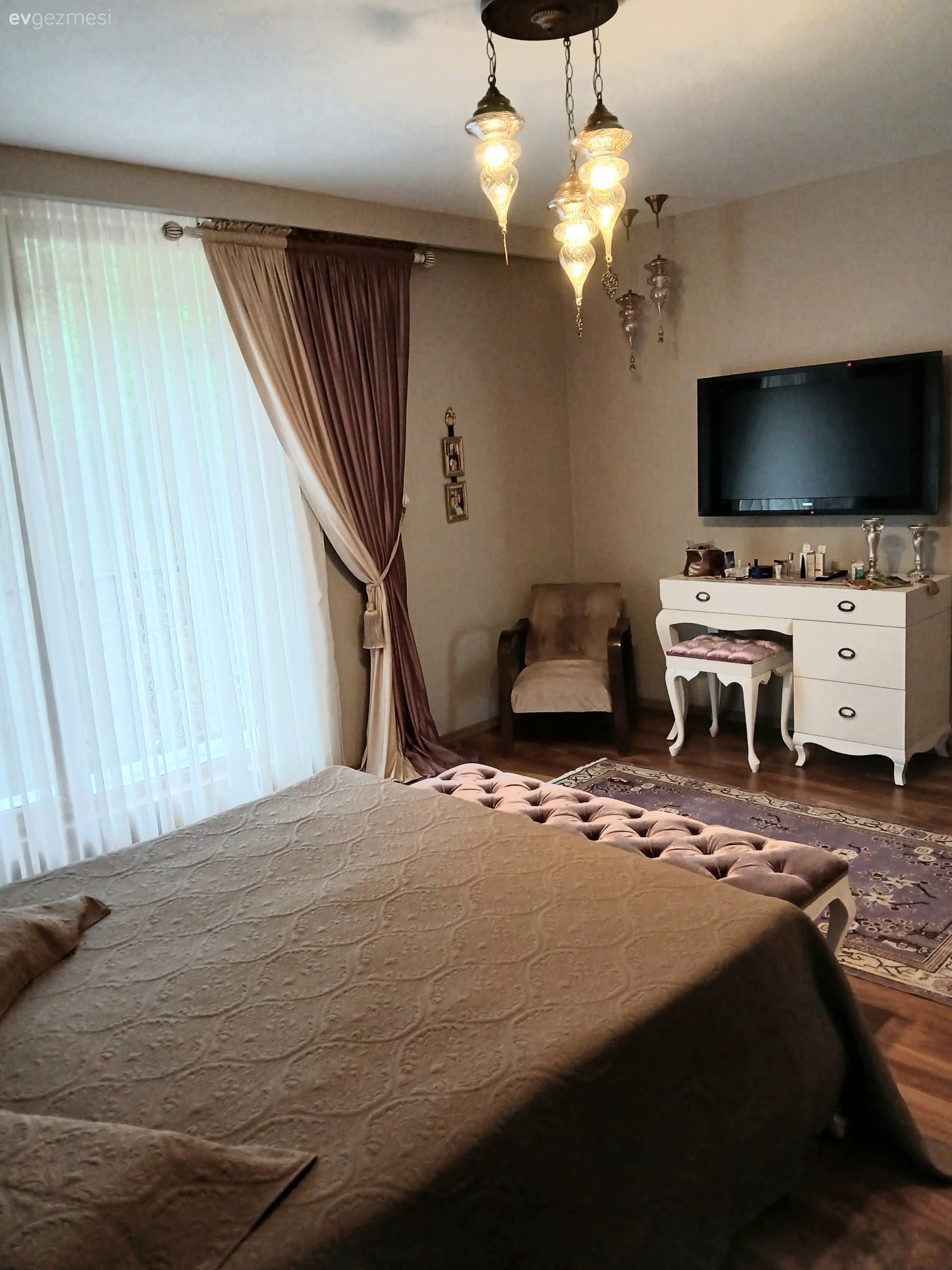 Ordu'daki Bu Evde Kırmızının Cazibesi Açık Mutfağa Yansımış