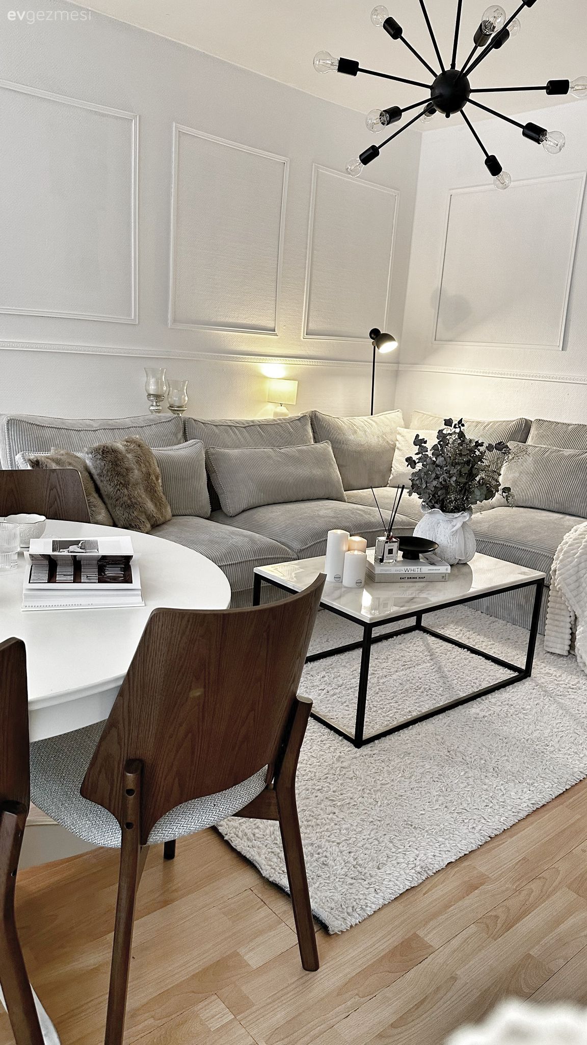 Salon, İskandinav, Beyaz, Gri, Kahverengi, Duvar çıtalama, Köşe koltuk, Koltuk takımı, Orta sehpa, Sehpa, Kırlent, Ev tekstili, Sandalye, Yemek masası, Avize, Aydınlatma, Salon avizesi