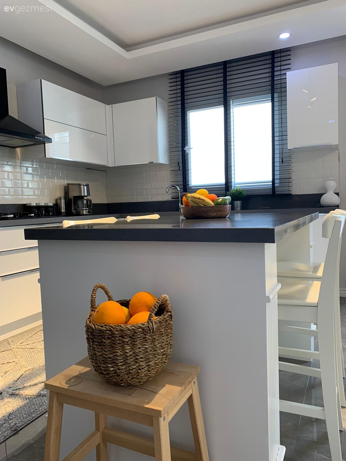 Mutfak, Amerikan Mutfak, Beyaz, Siyah, Modern, Modern mutfak, Siyah tezgah, Mutfak tezgahı, Mutfak tezgah arası, Tezgah arası seramik, Ada mutfak, Sandalye, Bar masa & sandalyeleri, Pencere önü eviye, Eviye , Mutfak zemin seramikleri, Ankastre, Mutfak Avize Modelleri