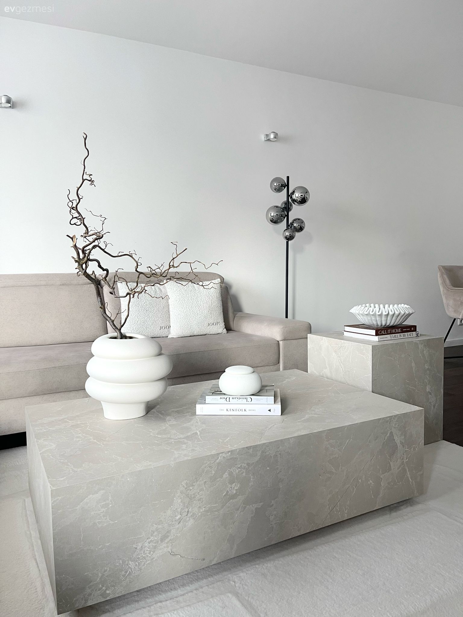 Salon, Modern, Beyaz, Krem, Bej, Koltuk takımı, Orta sehpa, Sehpa, Puf, Halı, Salon halısı, Avize, Aydınlatma, Salon avizesi, Dekoratif Objeler