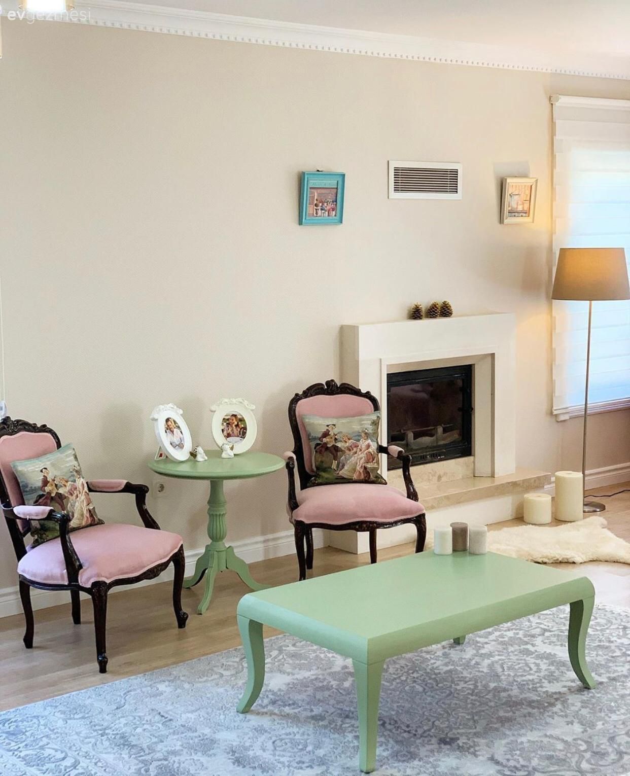 Salon, Country, Pembe, Yeşil, Orta sehpa, Sehpa, Berjer, Oymalı mobilya, Şömine, Lambader, Aydınlatma, Yan sehpa, Halı, Salon halısı, Dubleks evler, Gri