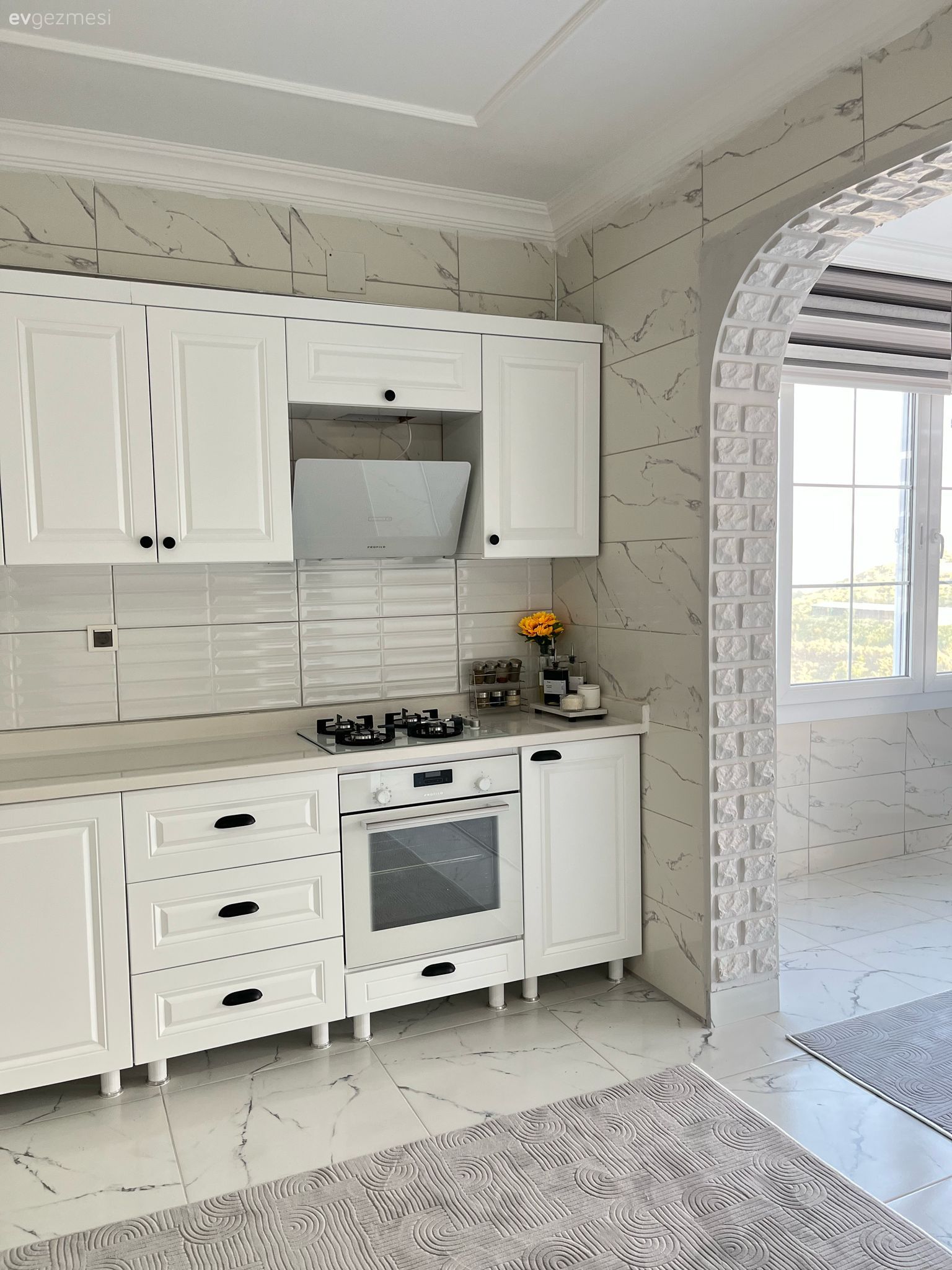 Bu Hatay Evinde Beyaz ve Turuncu Uyumu Esas Alınmış