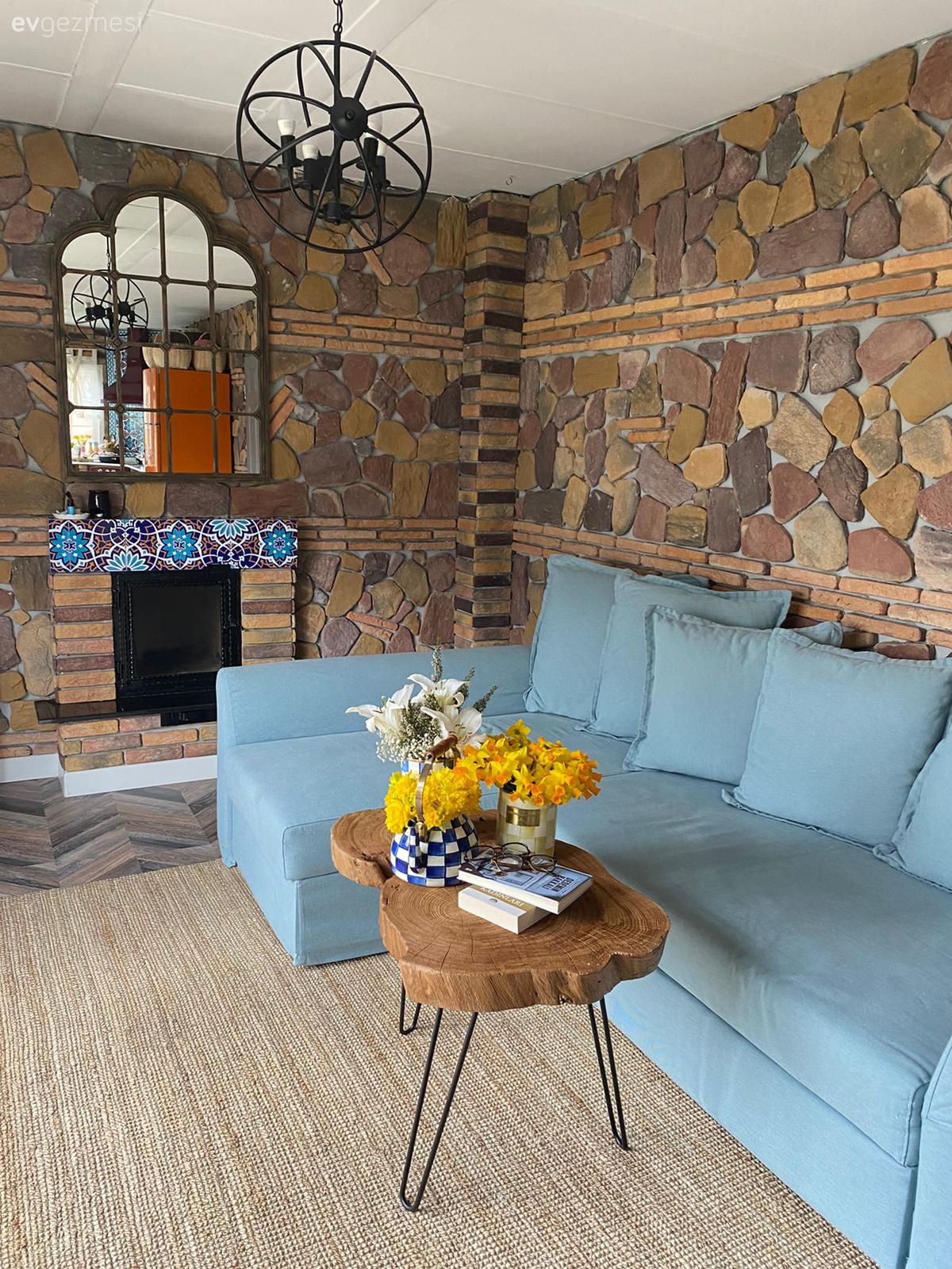 Salon, Taş duvar, Duvar dekorasyonu, Rustik, Şömine, Koltuk takımı, Mavi, Sarı, Masif ahşap, Orta sehpa, Sehpa, Avize, Aydınlatma, Köşe koltuk, Jüt halı, Halı