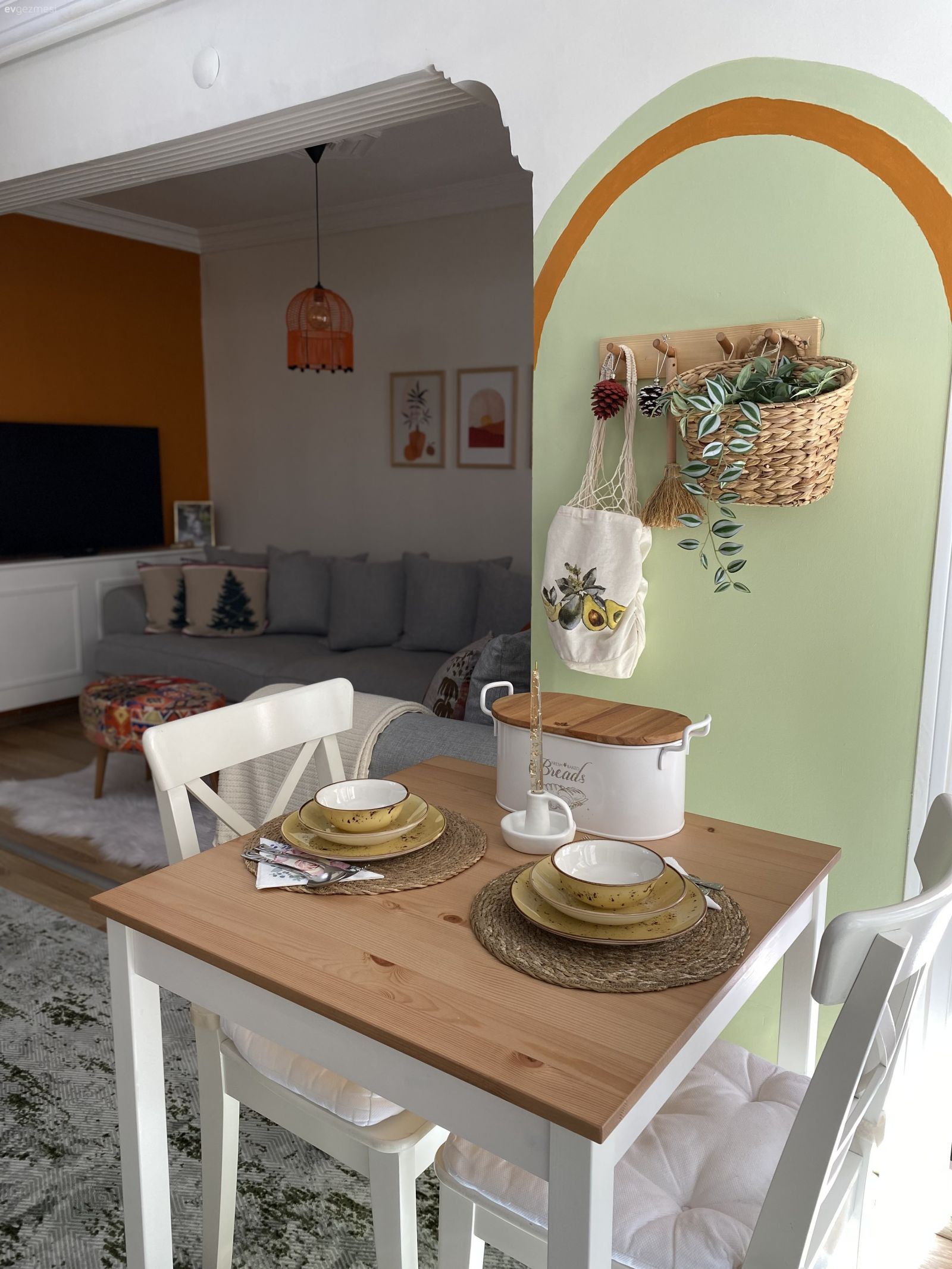 Amerikan Mutfak, Mutfak, Beyaz, Ahşap Mobilya, Yeşil duvar, Turuncu duvar rengi, Sandalye, Mutfak masası, Köşe koltuk, Koltuk takımı, Gri, Avize, Aydınlatma, Çerçeve