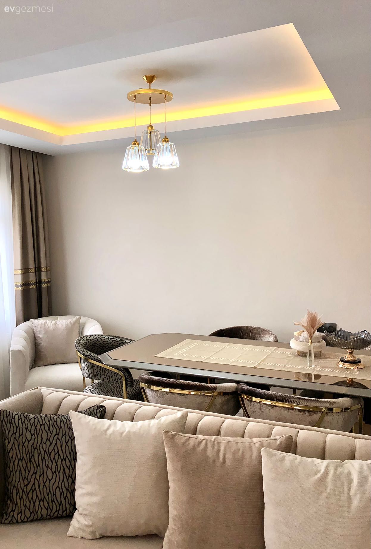Salon, Modern, Beyaz, Bej, Vizon, Fon perde, Perde, Koltuk takımı, Kırlent, Ev tekstili, Sandalye, Yemek masası, Led aydınlatma, Aydınlatma, Avize, Salon avizesi