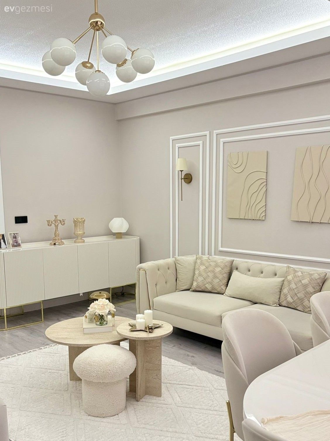Salon, Modern, Krem, Bej, Beyaz, Koltuk takımı, Konsol, Konsol üzeri dekoratif objeleri, Orta sehpa, Sehpa, Avize, Aydınlatma, Salon avizesi, Dekoratif Objeler, Halı, Salon halısı, Sandalye, Duvar çıtalama, Tablo, Duvar dekorasyonu, Gri duvar