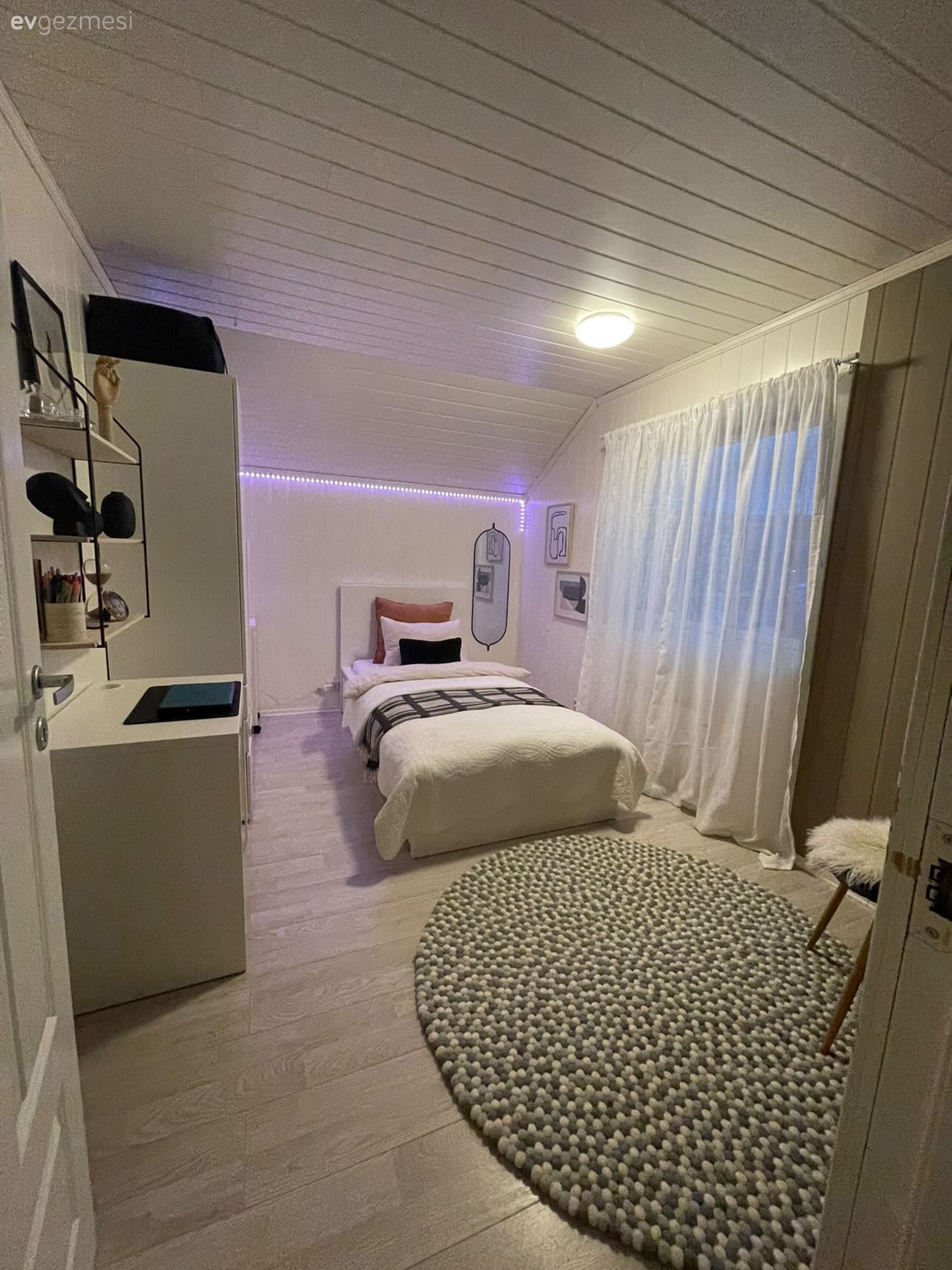 Yatak Odası, İskandinav, Beyaz, Gri, Tül perde, Perde, Yatak başlığı, Yatak örtüsü, Şifonyer, Lambri tavan, Avize, Aydınlatma, Ayna