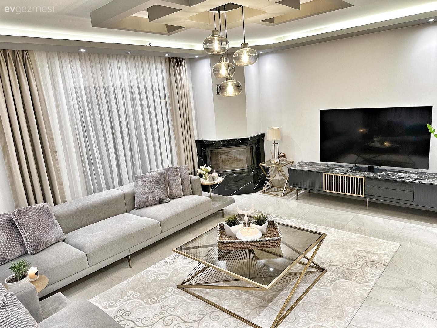Salon, Modern, Modern klasik, Gri, Beyaz, Siyah, Krem, Bej, Altın, Koltuk takımı, Şömine, Fon perde, Perde, Tül perde, Orta sehpa, Sehpa, Cam orta sehpa, Halı, Salon halısı, Tavan dekorasyon, Avize, Aydınlatma, Salon avizesi, Dekoratif Objeler, Abajur, Tv ünitesi, Tv ünitesi aksesuarları, Ev Aksesuar