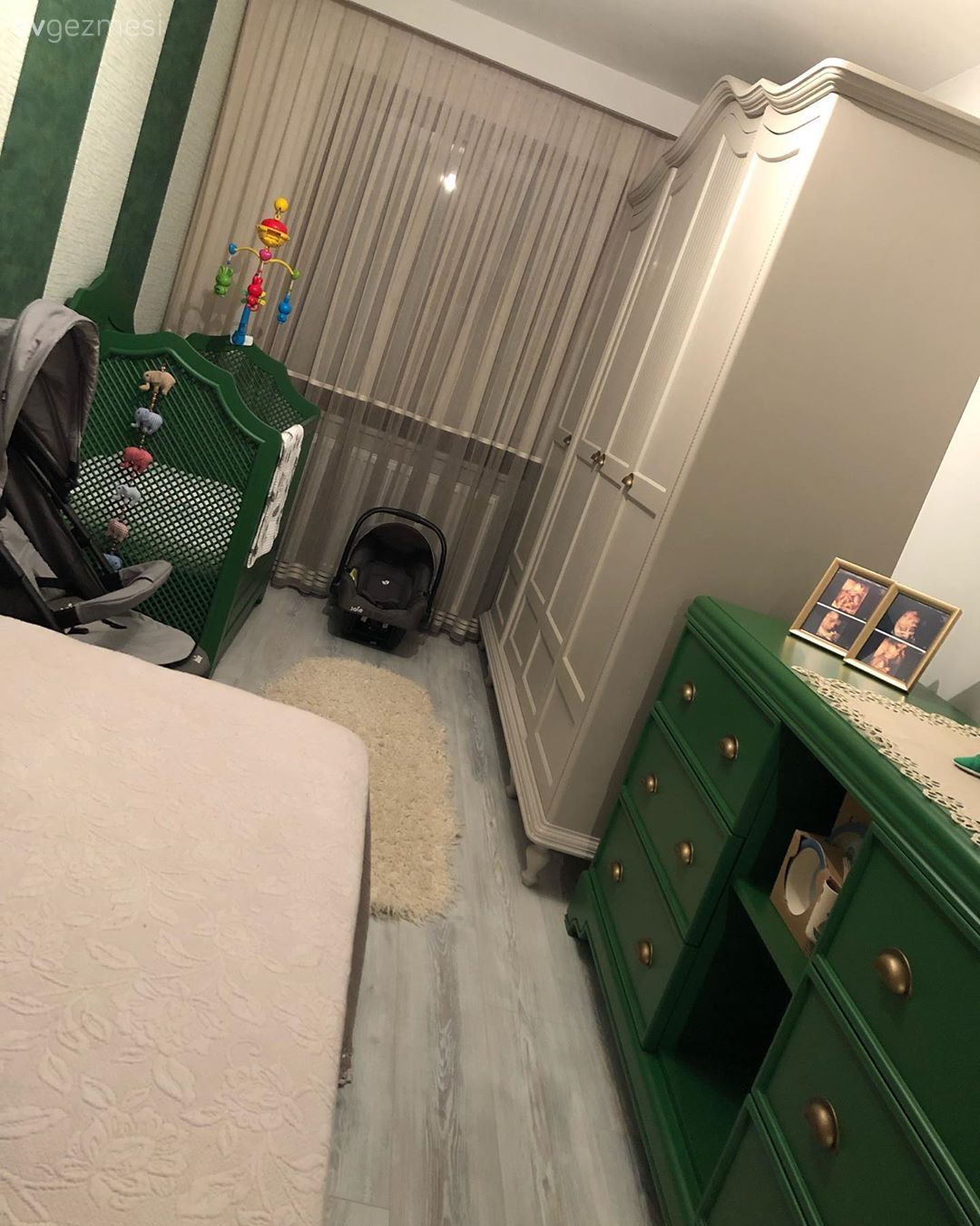 Bu Evin Her Odasında En Az Bir Tane Baskın Renk Var!