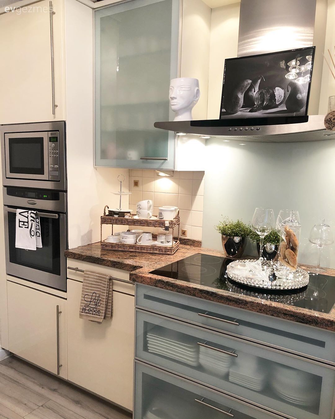 Mutfak, Beyaz, Kahverengi, Mutfak tezgahı, Mutfak tezgah arası, Tezgah arası seramik, Mutfak aksesuarları, Ev Aksesuar, Vazo, U-tipi mutfak, Ankastre