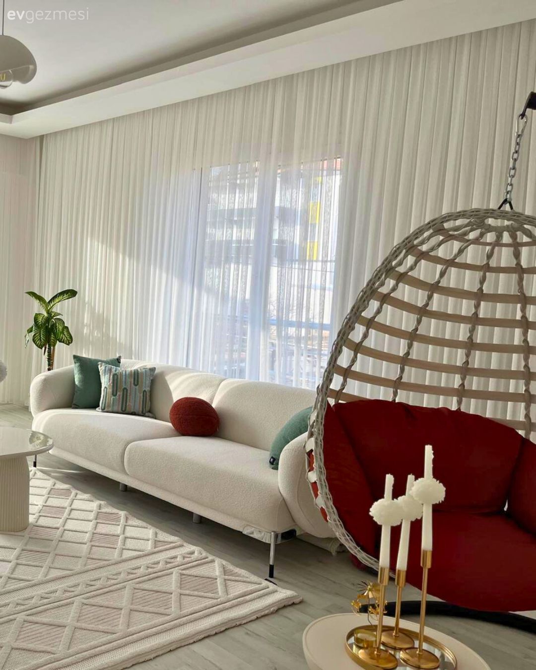 Salon, Modern, Beyaz, Bej, Beyaz koltuk, Koltuk takımı, Kırmızı, Salıncak, Halı, Beyaz halı, Kırlent, Ev tekstili, Yeşil, Mint yeşil, Dekoratif Objeler, Tül perde, Perde, Ev bitkisi