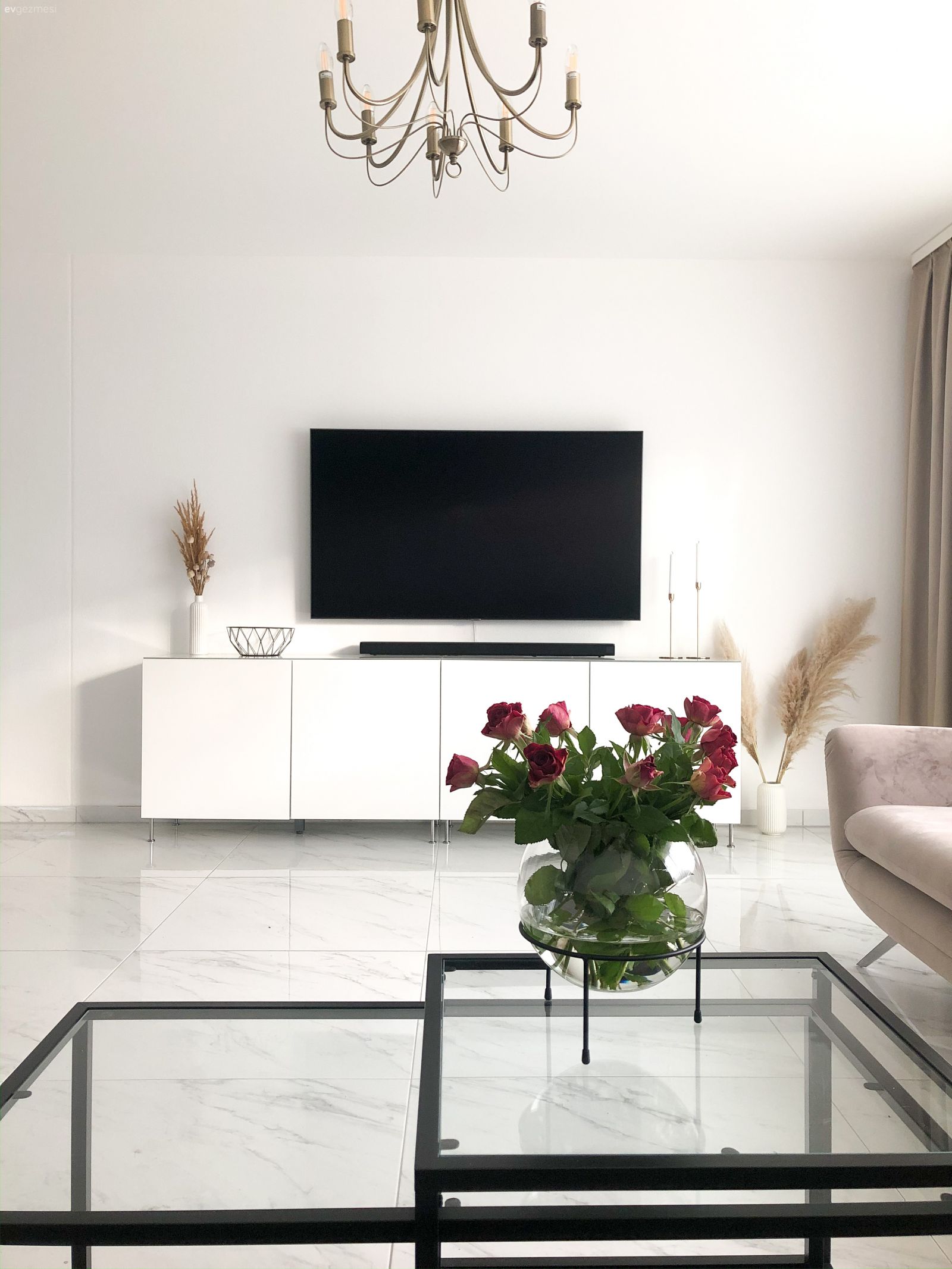 Salon, Modern, Beyaz, Vizon, Siyah, Avize, Aydınlatma, Salon avizesi, Vazo, Ev Aksesuar, Çiçekler, Koltuk takımı, Orta sehpa, Sehpa, Zemin seramikleri