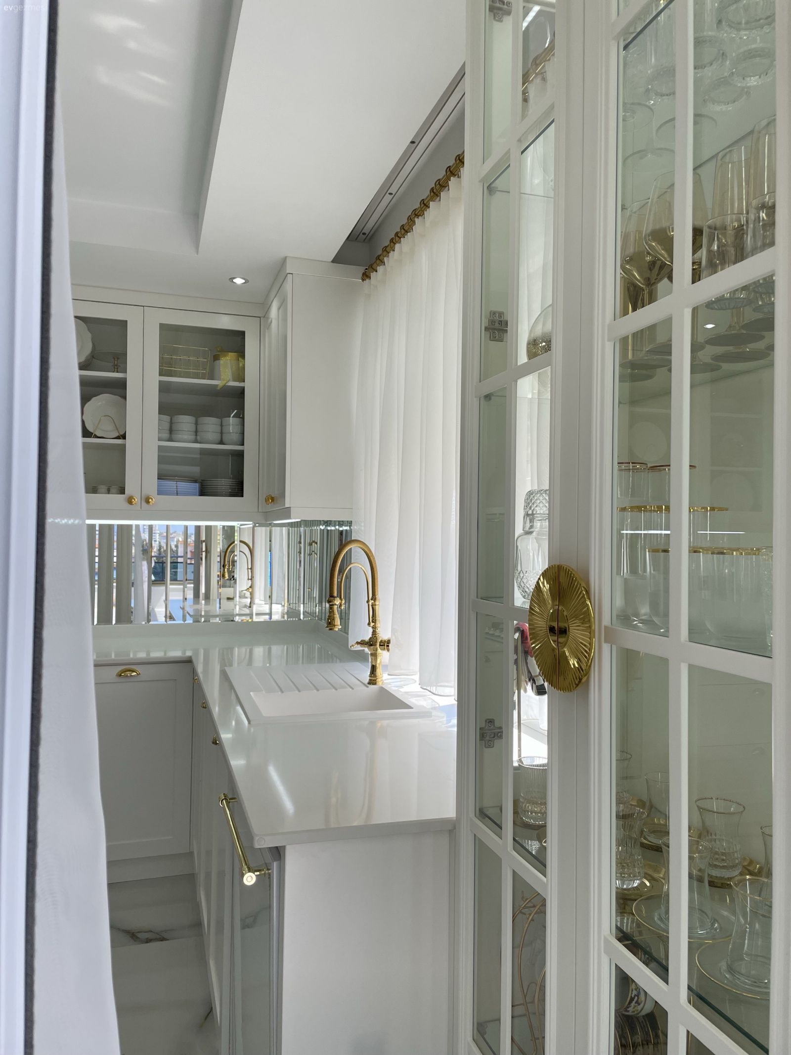 Tezgah Arasına Ayna Eklenen Bu Mutfağın Işıltı Dozu Arttırılmış!