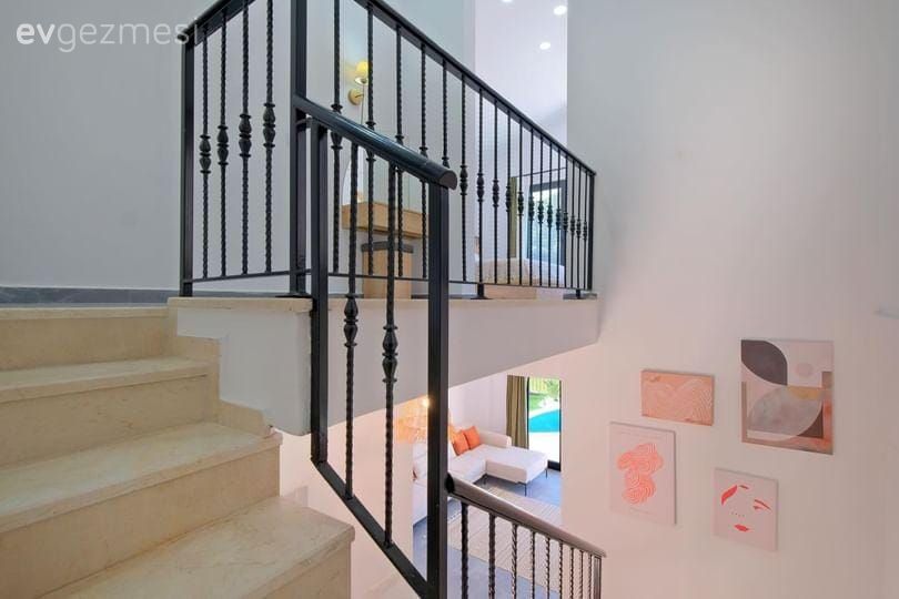 Fethiye'deki Bu Evin Bir Yanı Çam Ormanı Diğer Yanı Deniz!