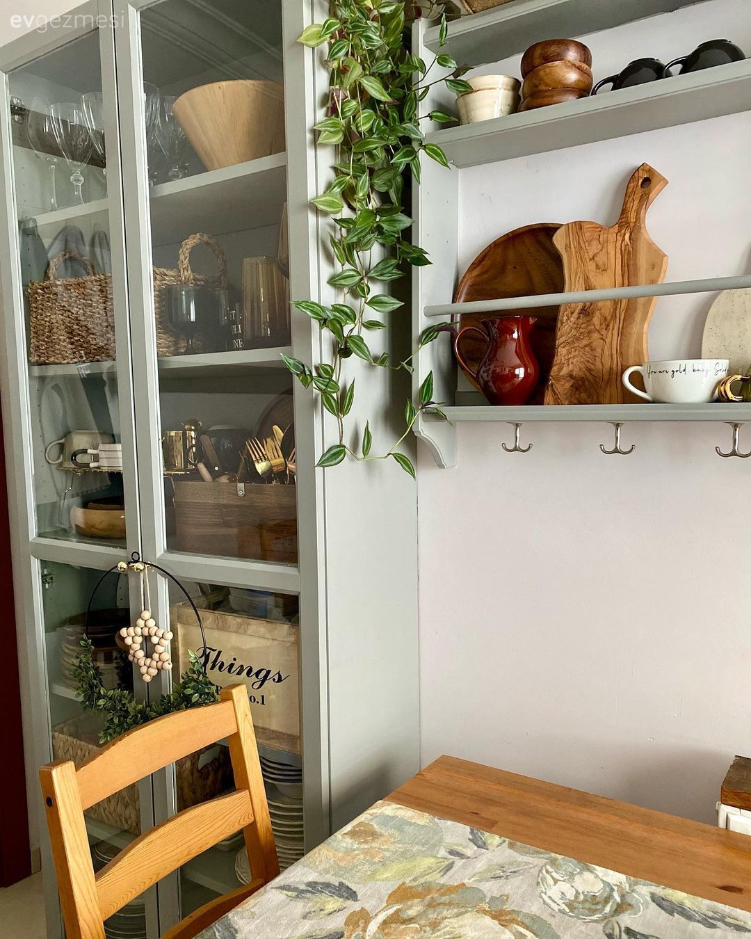 Mutfak masası, Sandalye, Mutfak rafı, Mutfak, Ev bitkisi