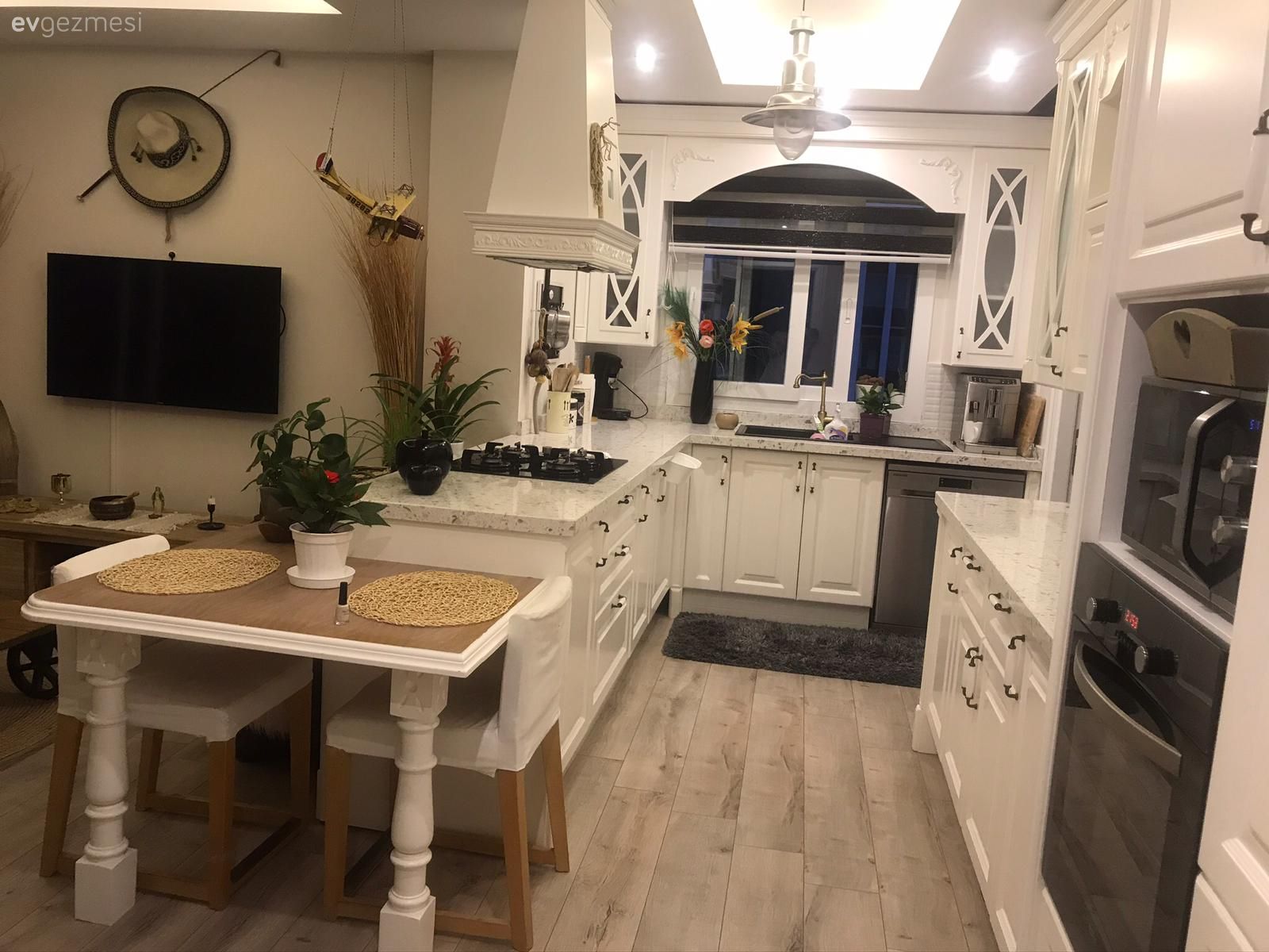 Mutfak, Amerikan Mutfak, Beyaz, Siyah, Mutfak yarım adası, U-tipi mutfak, Rustik mutfak, Mutfak tezgahı, Mutfak tezgah arası, Ankastre, Mutfak masası, Sandalye