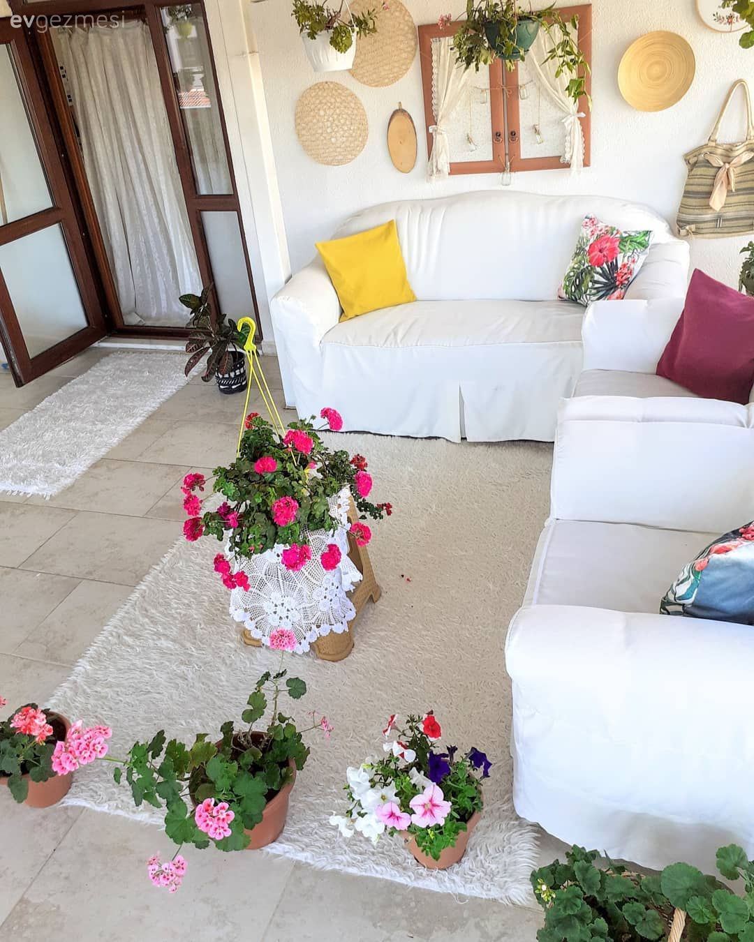 Beyaz, Sarı, Pembe, Balkon oturma grubu, Berjer, Balkon çiçekleri, Balkon halısı, Balkon duvar dekorasyonu, Teras