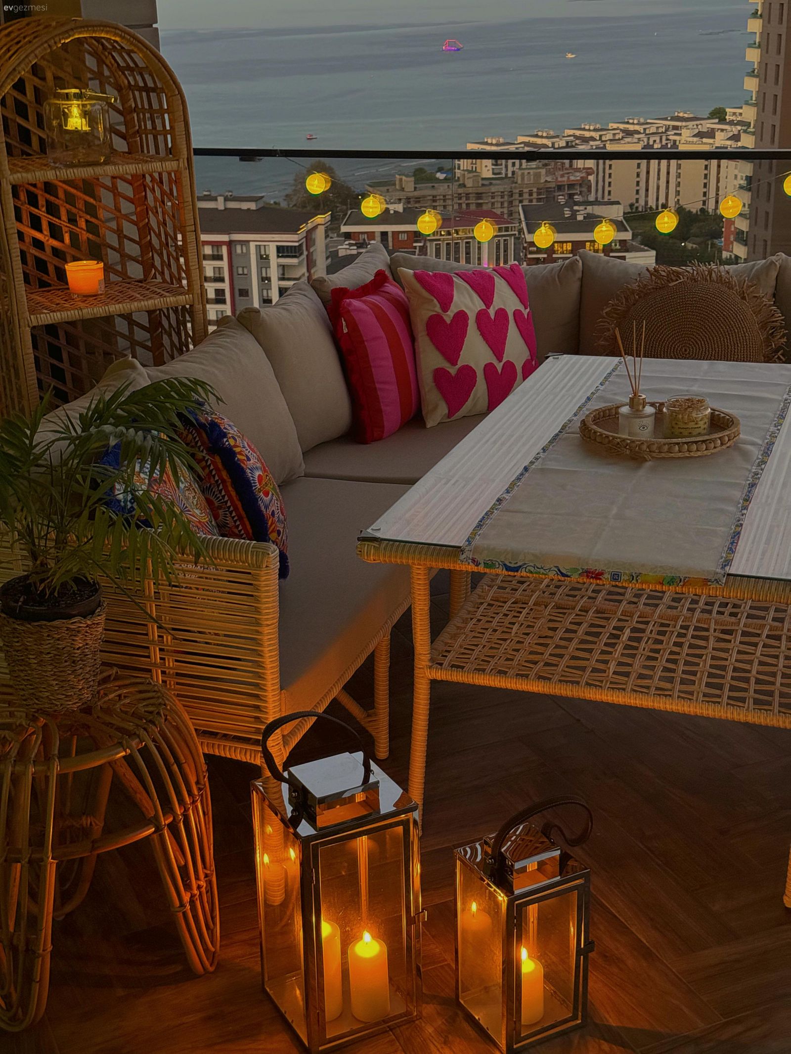 Denize Bakan Bu Trabzon Balkonunda Mobilyalar Çok Amaçlı!