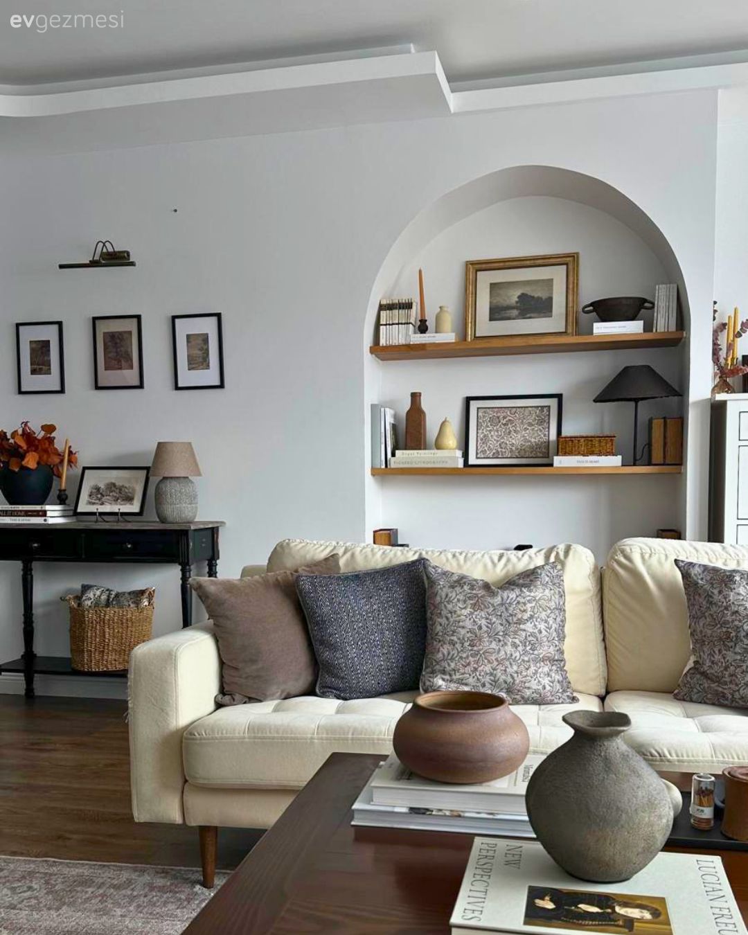 Salon, Bohem Dekorasyon, Krem, Bej, Koltuk takımı, Dekoratif Objeler, Kırlent, Ev tekstili, Orta sehpa, Sehpa, Duvar Nişleri, Çerçeve, Halı, Dresuar