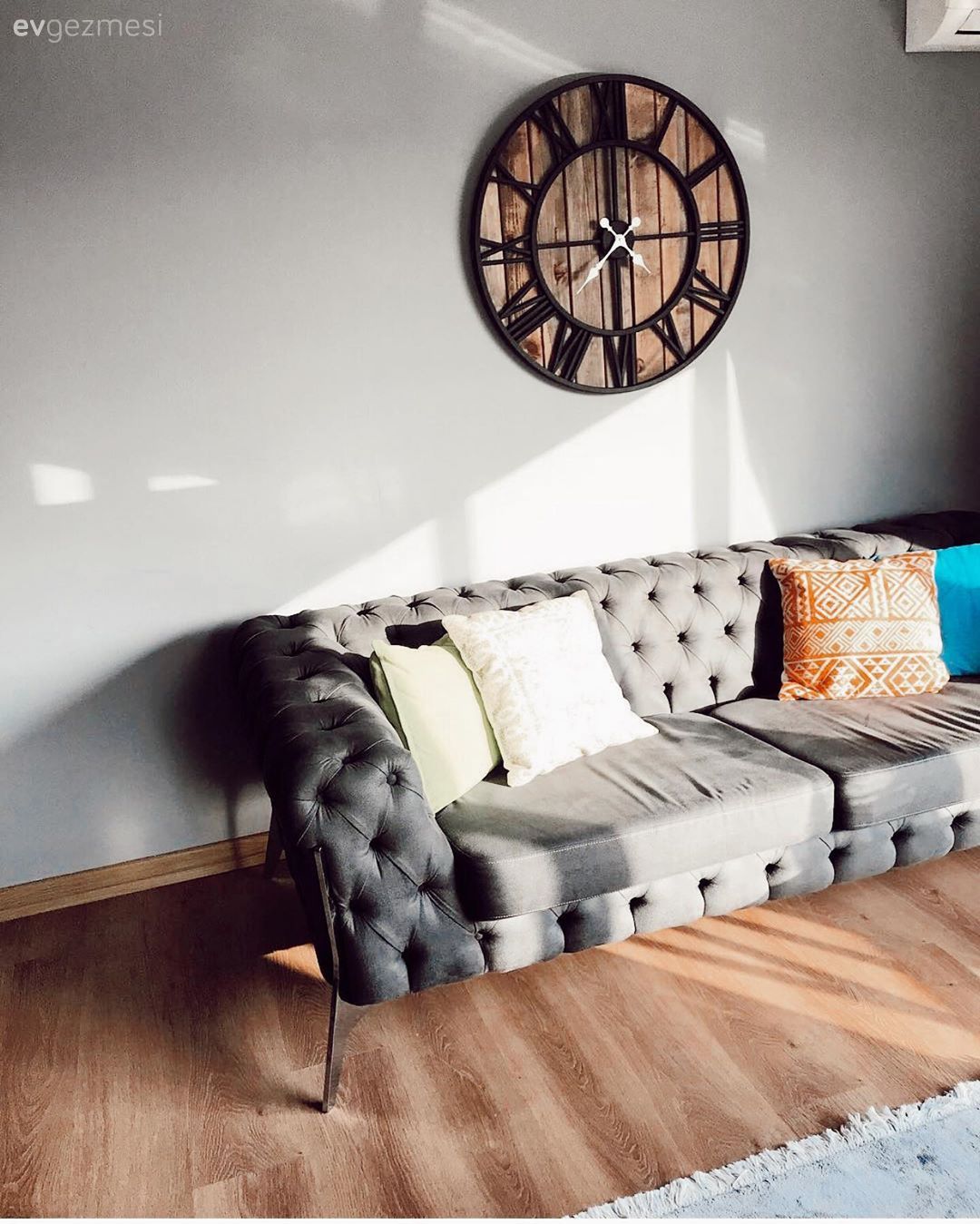 Gri, Modern chesterfield, Duvar saati, Duvar dekorasyonu, Turuncu, Kırlent, Ev tekstili, Parke