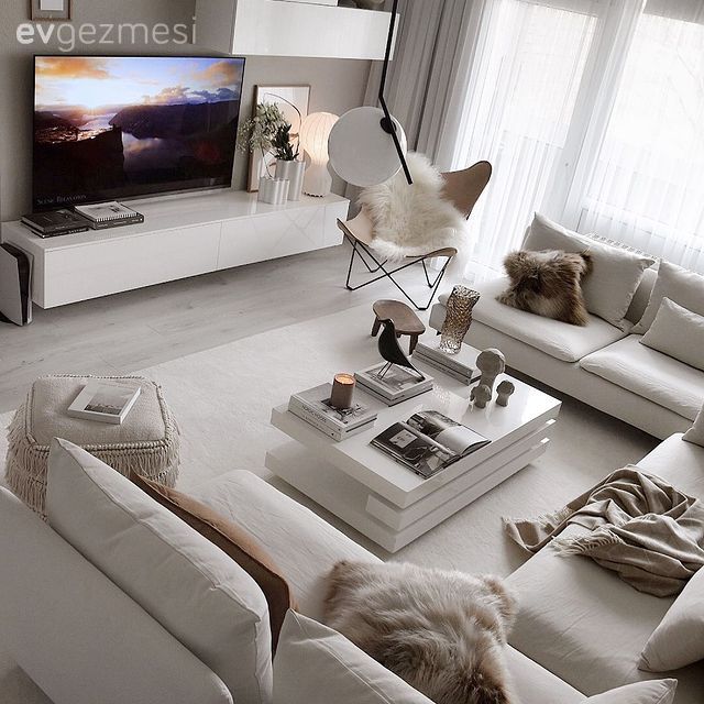 Salon, Modern, Beyaz, Krem, Bej, Krem duvar, Köşe koltuk, Koltuk takımı, Halı, Salon halısı, Konsol, Konsol üzeri dekoratif objeleri, Lambader, Aydınlatma, Avize, Ayna, Dekoratif Objeler, Sehpa, Kırlent, Ev tekstili, Parke, Aplik, Berjer