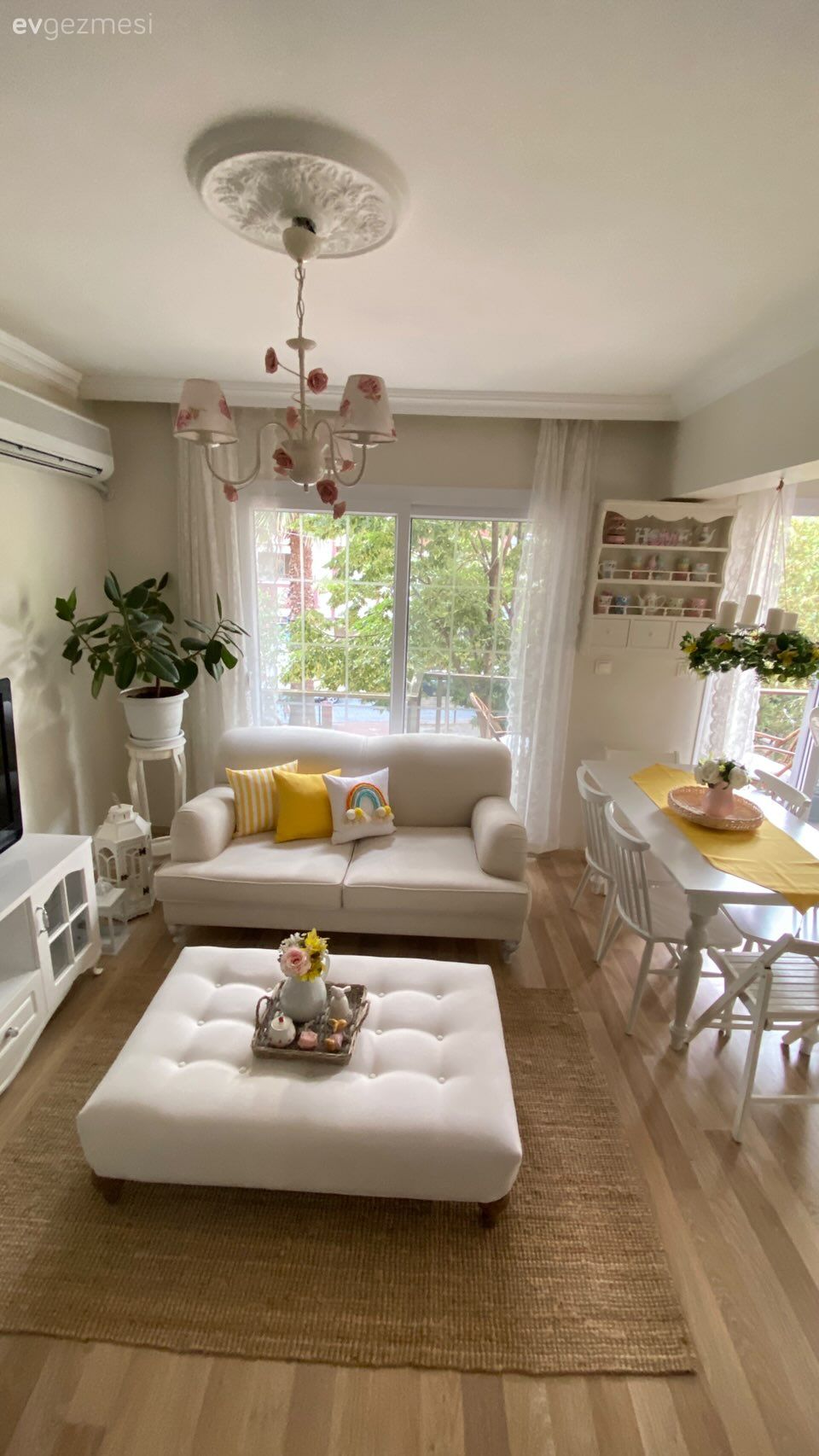 Salon, Country, Beyaz, Sarı, Koltuk takımı, Tv ünitesi, Jüt halı, Halı, Orta sehpa, Sehpa, Puf, Terek, Mutfak, Fon perde, Perde, Tül perde, Ev bitkisi, Yemek masası, Sandalye, Kırlent, Ev tekstili, Parke, Avize, Aydınlatma, Vazo, Ev Aksesuar, Tv ünitesi aksesuarları