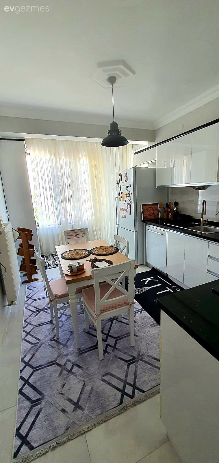 Mutfak, Beyaz, Siyah, Tül perde, Perde, Halı, Sandalye, Mutfak masası, Sarkıt, Aydınlatma