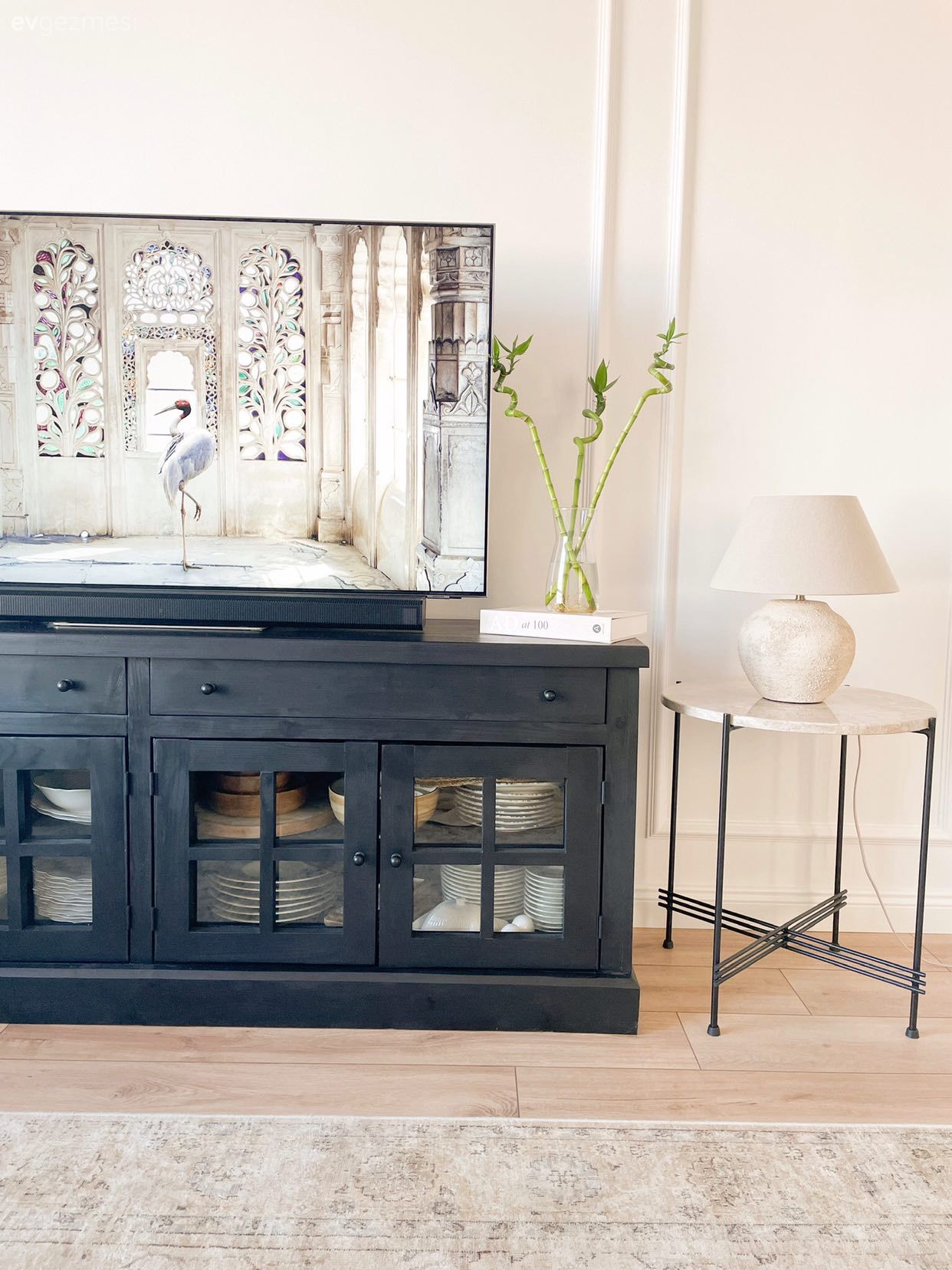 Siyah, Tv ünitesi, Tv ünitesi aksesuarları, Ev Aksesuar, Yan sehpa, Sehpa, Abajur, Aydınlatma, Halı, Salon halısı