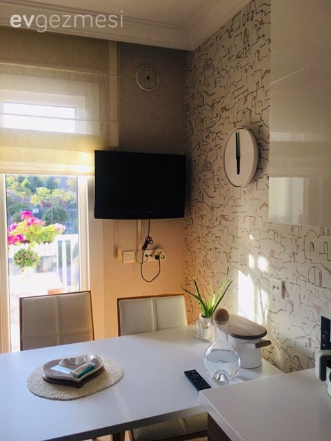 Mutfak, Beyaz, Duvar kağıdı, Duvar dekorasyonu, Mutfak duvar dekorasyonu, Mutfak masası, Sandalye, Mutfak perdesi, Mutfak aksesuarları