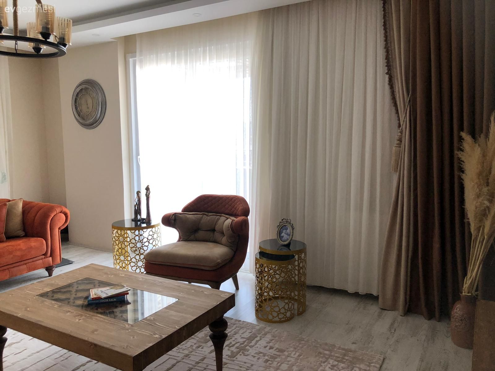 Turuncu, Koltuk takımı, Ahşap Mobilya, Orta sehpa, Sehpa, Halı, Fon perde, Perde, Tül perde, Altın, Berjer, Avize, Aydınlatma