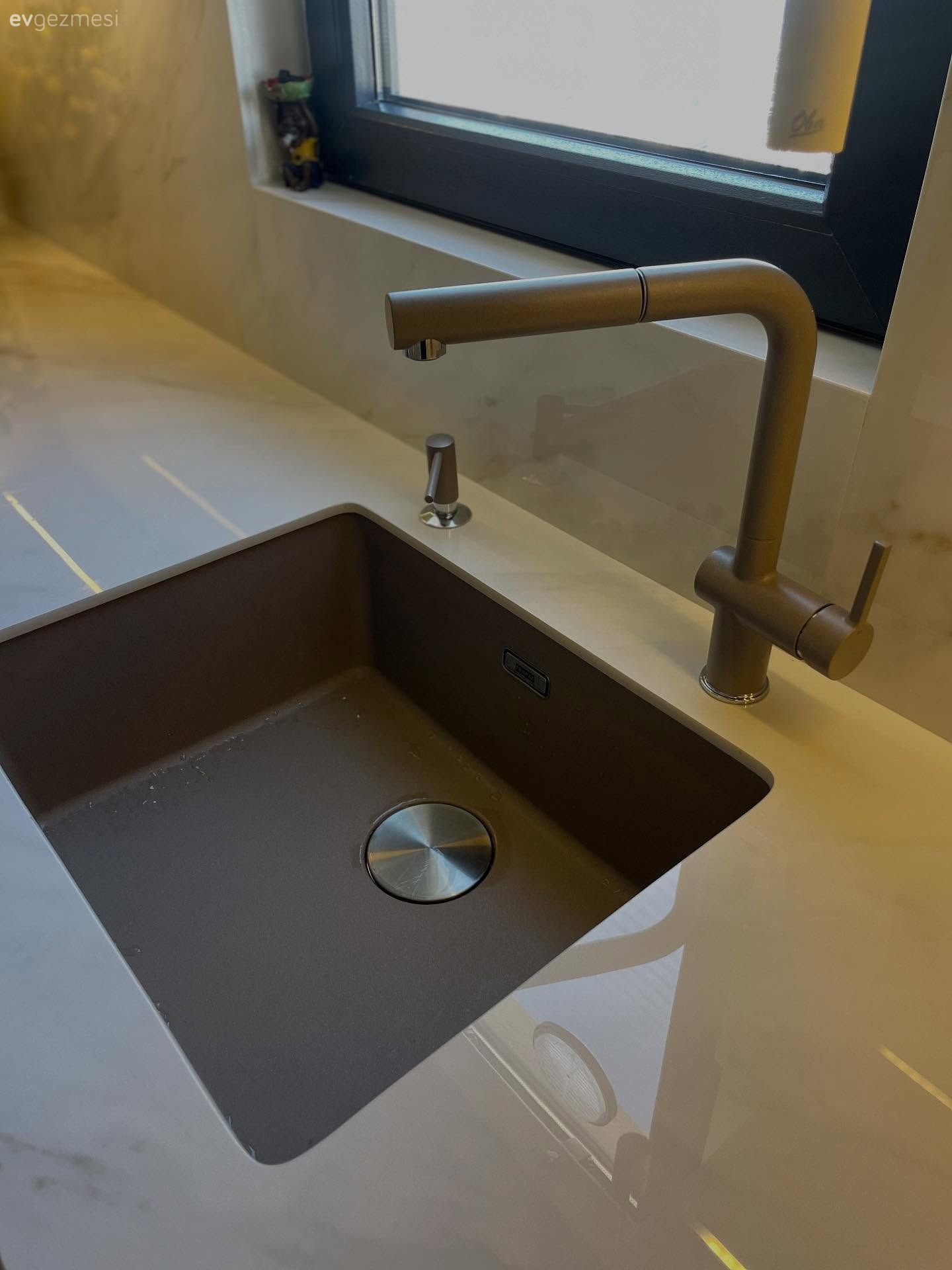 Beyaz, Siyah, Pencere önü eviye, Eviye , Porselen tezgah, Mutfak tezgah arası