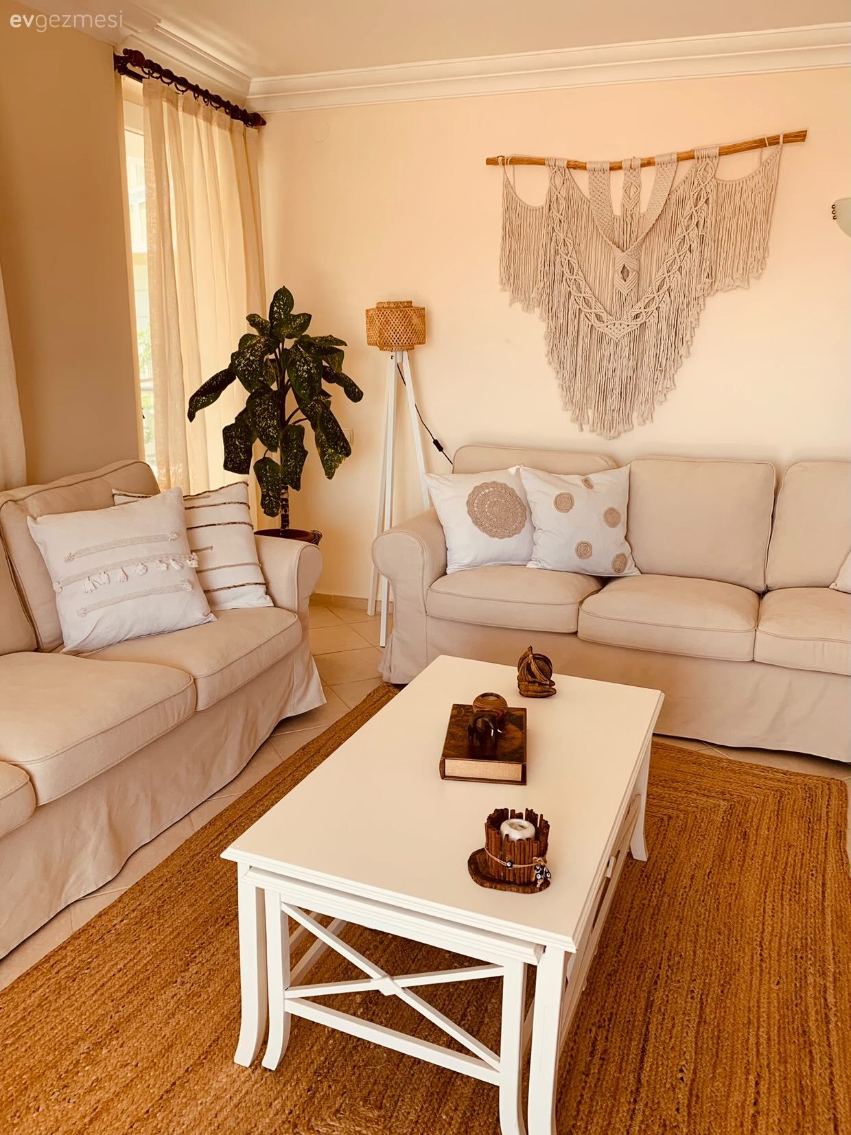 Salon, Bohem Dekorasyon, Beyaz, Krem, Bej, Makrome, Koltuk takımı, Orta sehpa, Sehpa, Jüt halı, Halı, Kırlent, Ev tekstili, Ev bitkisi, Sandalye, Yemek masası, Lambader, Aydınlatma