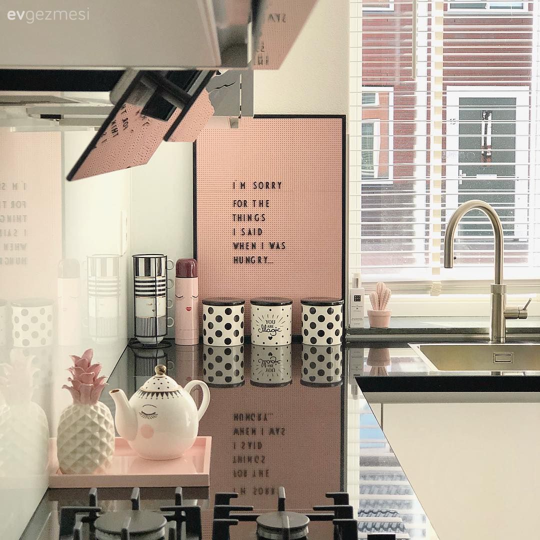 Modern Ruhunu Şık Aksesuarlarla Taçlandıran Bir Mutfak