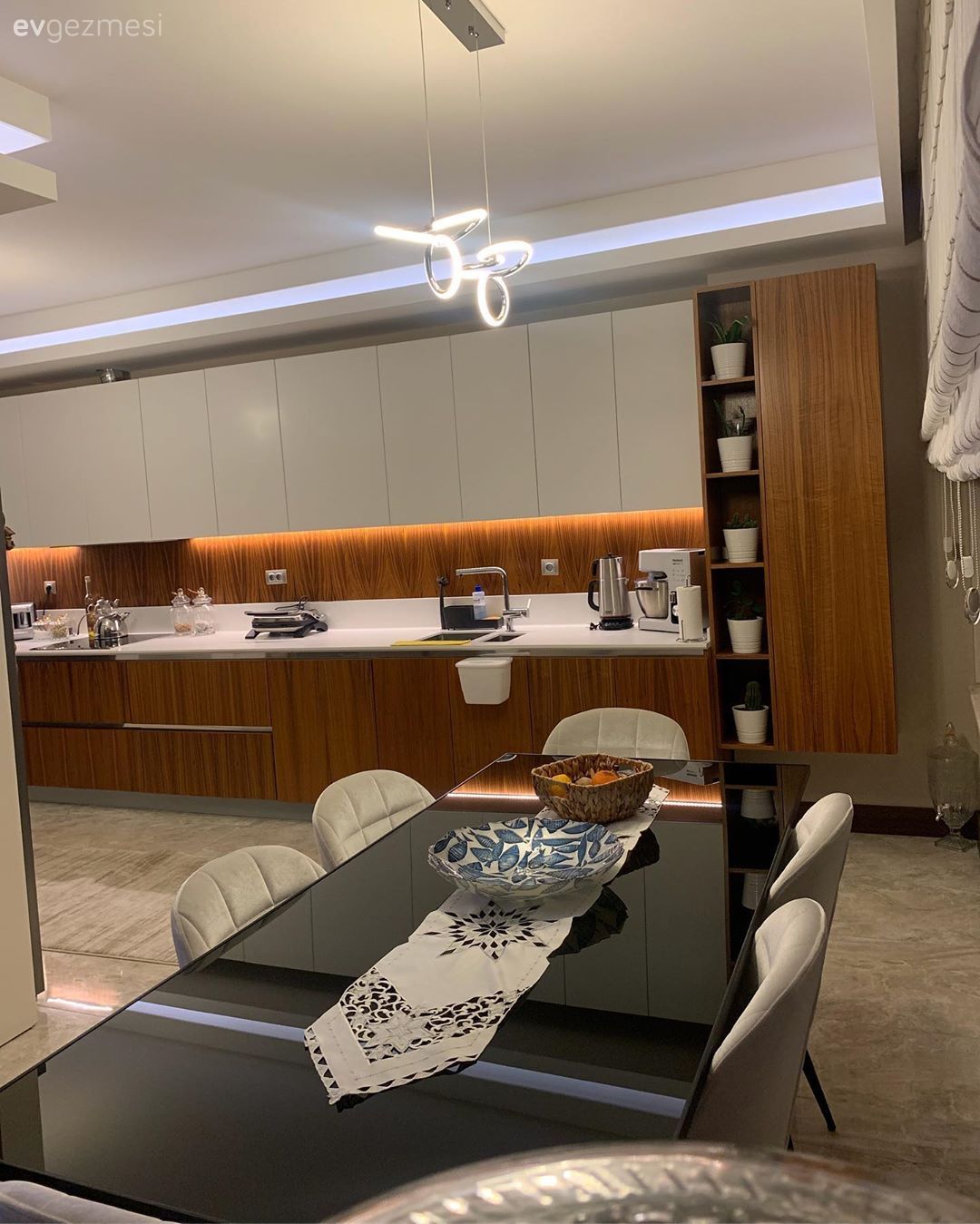 Mutfak, Beyaz, Kahverengi, Modern mutfak, Mutfak tezgahı, Mutfak tezgah arası, Kulpsuz mutfak dolabı, Led aydınlatma, Aydınlatma, Mutfak Avize Modelleri, Mutfak perdesi, Mutfak halısı, Katlamalı perde, Perde, Mutfak masası, Sandalye