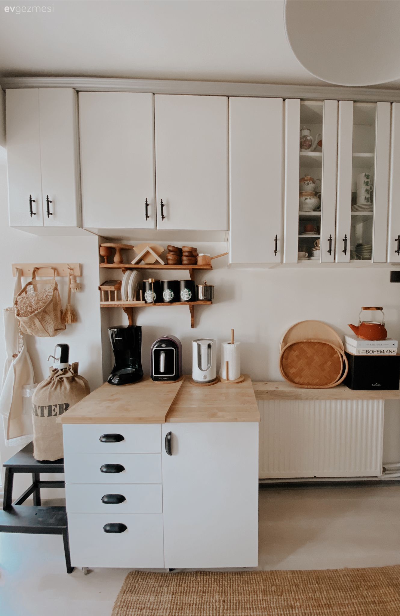 Mutfak, Mutfak tadilat, Tadilat, Ahşap mutfak, Beyaz, Dolap, Tezgah arası seramik, Mutfak tezgah arası, Mutfak aksesuarları, Ahşap mutfak tezgahı, Mutfak tezgahı, Duvar dekorasyonu, Jüt halı, Halı, Laminant parke, Parke, Çekmeceli mutfak dolapları, Ekstra mutfak dolabı