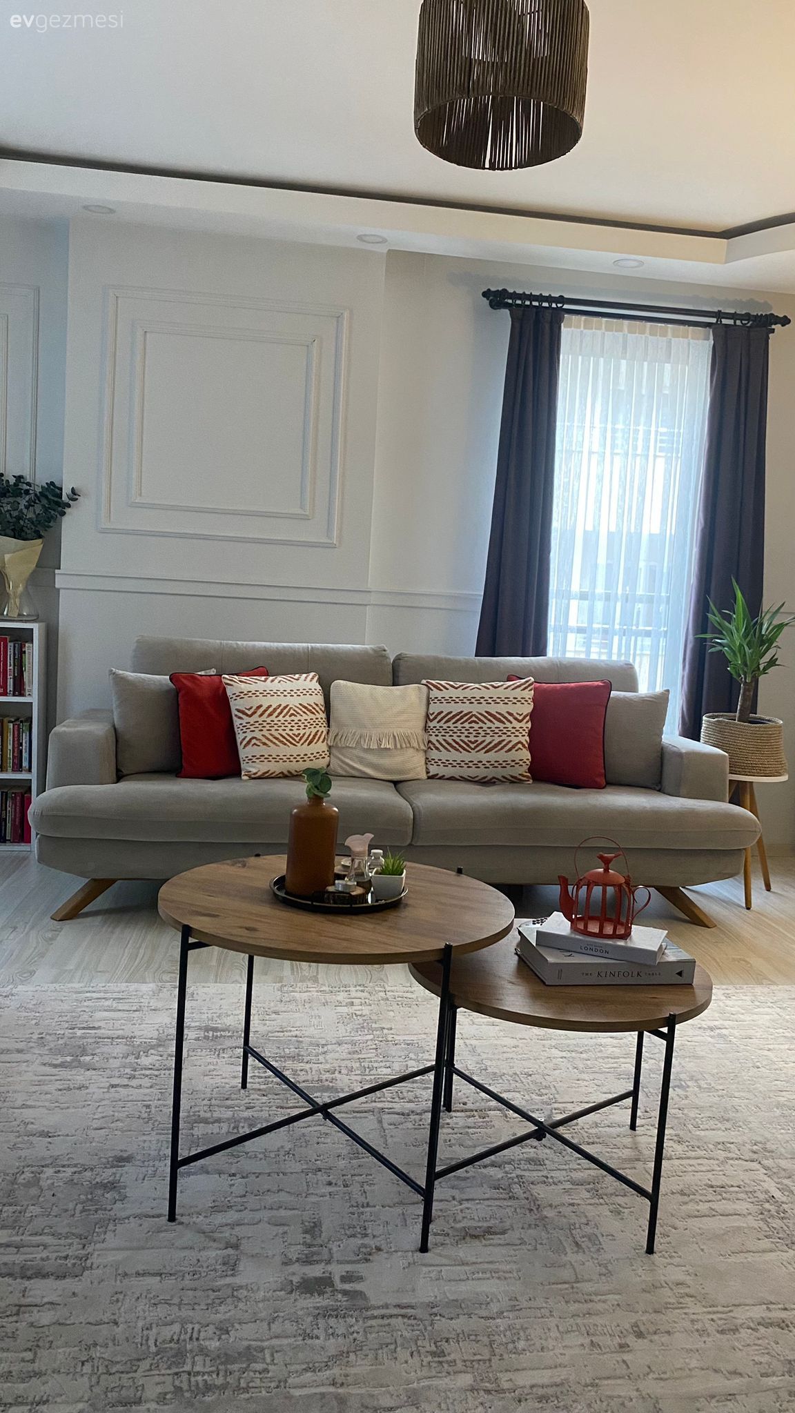 Salon, Bohem Dekorasyon, Gri, Turuncu, Bej, Krem, Koltuk takımı, Duvar çıtalama, Kırlent, Ev tekstili, Orta sehpa, Sehpa, Halı, Salon halısı, Fon perde, Perde, Tül perde, Ev bitkisi