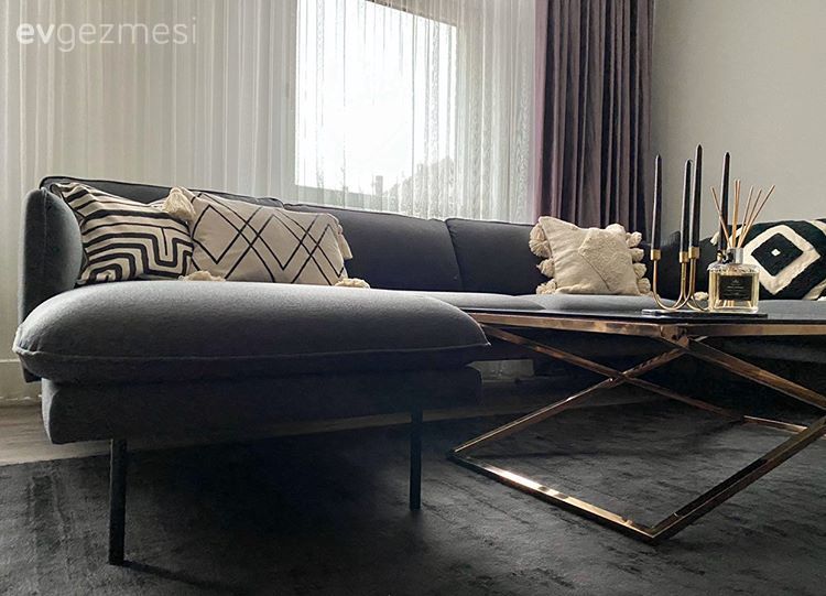 Salon, Modern, Siyah, Altın, Füme, Antrasit  , Köşe koltuk, Koltuk takımı, Orta sehpa, Sehpa, Metal ayaklı sehpa, Fon perde, Perde, Tül perde, Kırlent, Ev tekstili, Geometrik desen, Desenler, Halı, Salon halısı, Şamdan, Ev Aksesuar, Beyaz