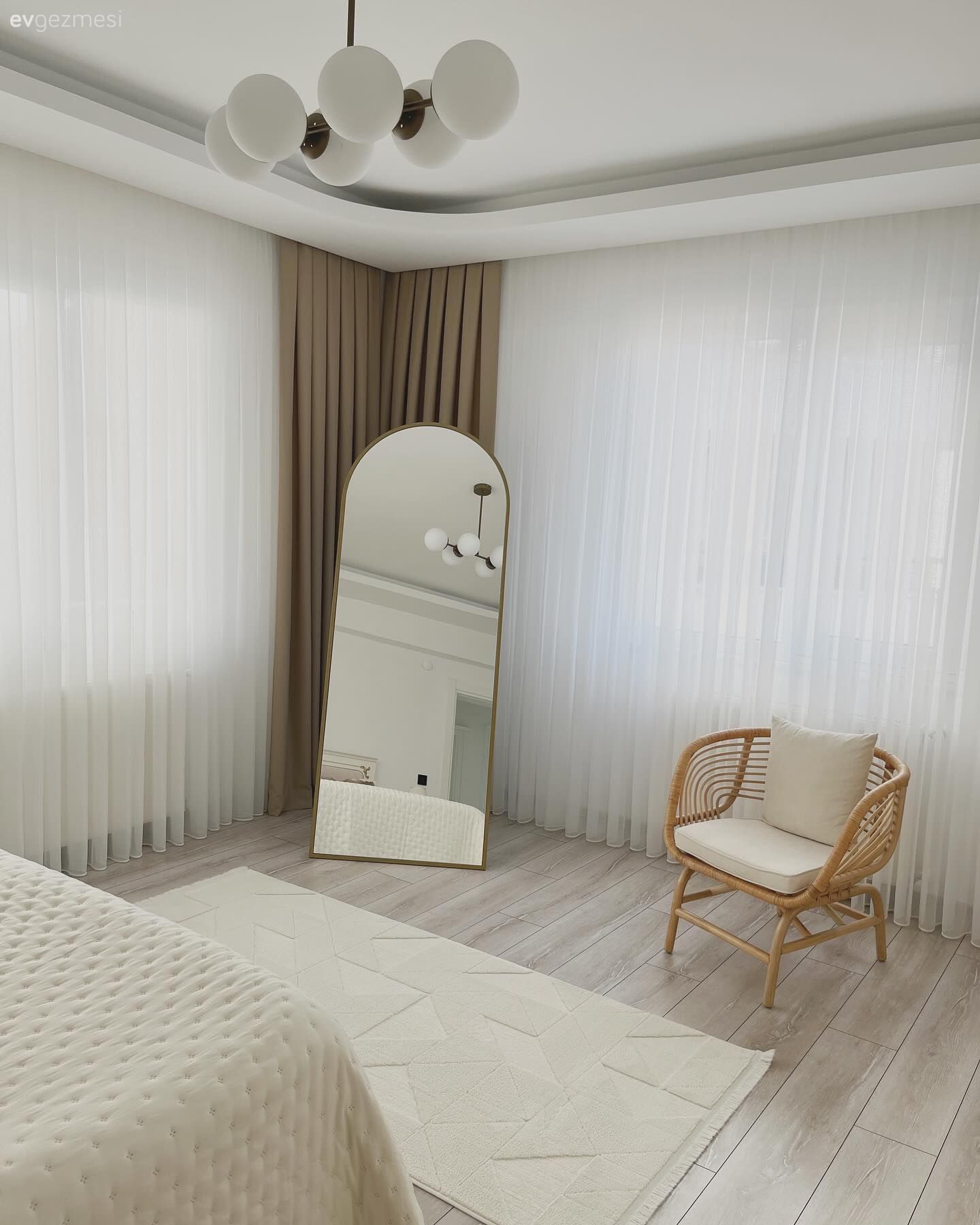 Yatak Odası, Modern, Beyaz, Krem, Kahverengi, Bej, Fon perde, Perde, Tül perde, Halı, Yatak örtüsü, Hasır sandalye, Boy aynası, Ayna, Avize, Aydınlatma, Yatak odası avizesi